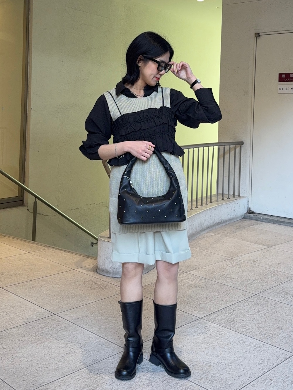 ブラック系のシャツ/ブラウス、ベージュ系のベスト、ベージュ系のその他パンツを着用したレディースの冬コーディネートの2枚目の写真