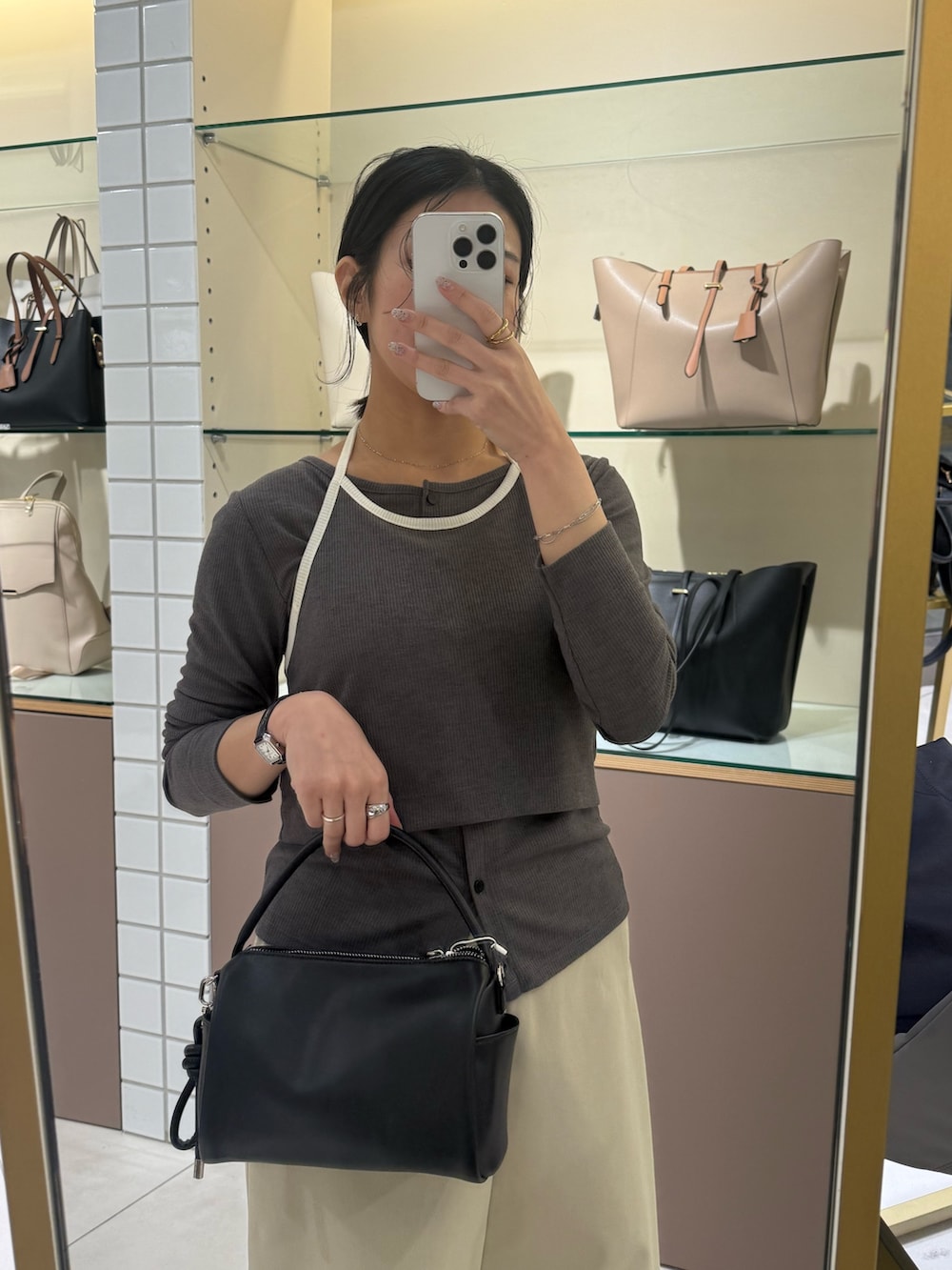 グレー系のTシャツ/カットソー、ブラック系のローファー、ベージュ系のスカートを着用したレディースの冬コーディネートの3枚目の写真