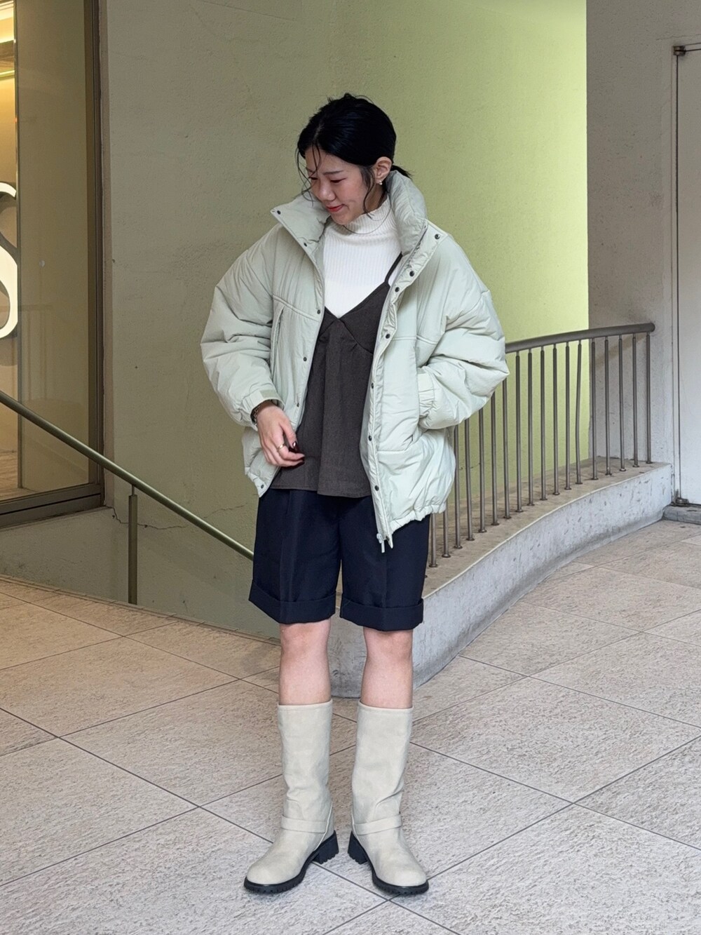 ベージュ系のブーツ、ブラック系のその他パンツ、ホワイト系のニット/セーターを着用したレディースの秋コーディネートの2枚目の写真