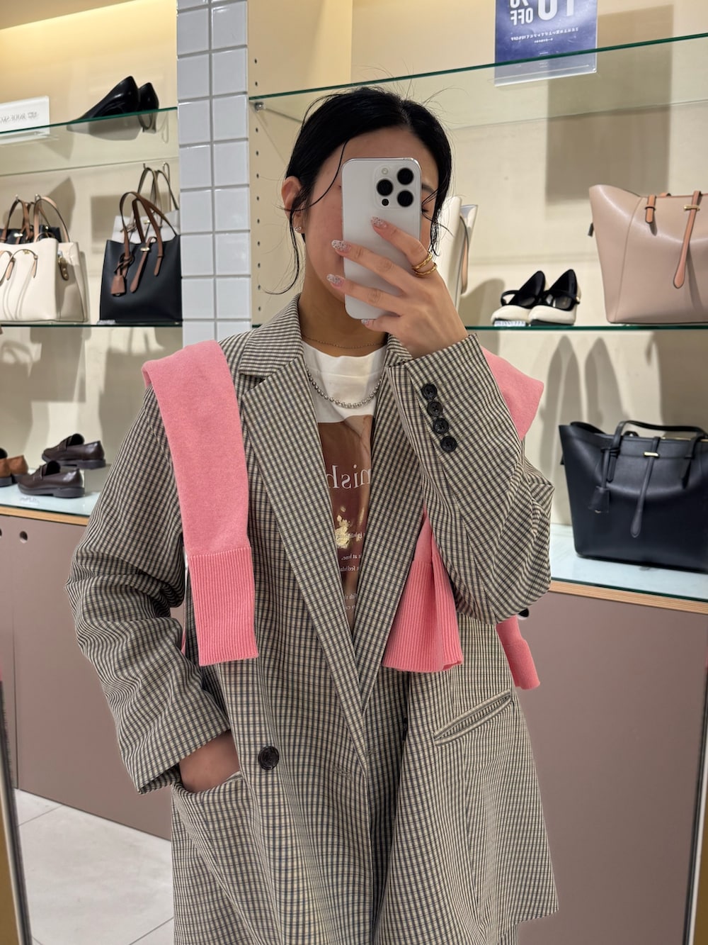 ベージュ系のテーラードジャケット、ベージュ系のスラックス、ブラック系のローファーを着用したレディースの冬コーディネートの6枚目の写真