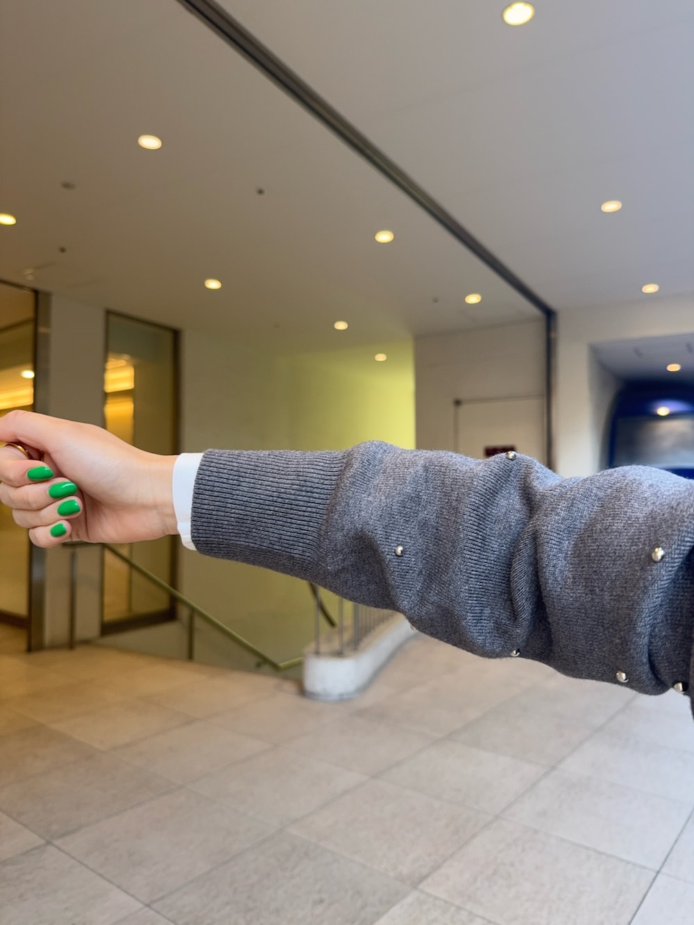 グレー系のカーディガン/ボレロ、グレー系のその他パンツ、ブラック系のローファーを着用したレディースの春コーディネートの3枚目の写真