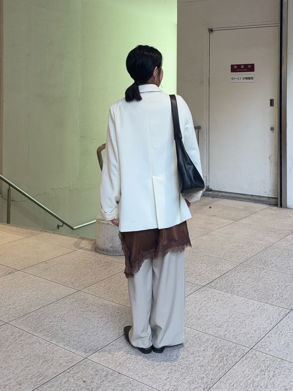 ブラウン系のキャミソール、ホワイト系のテーラードジャケット、その他のTシャツ/カットソーを着用したレディースの春コーディネートの2枚目の写真