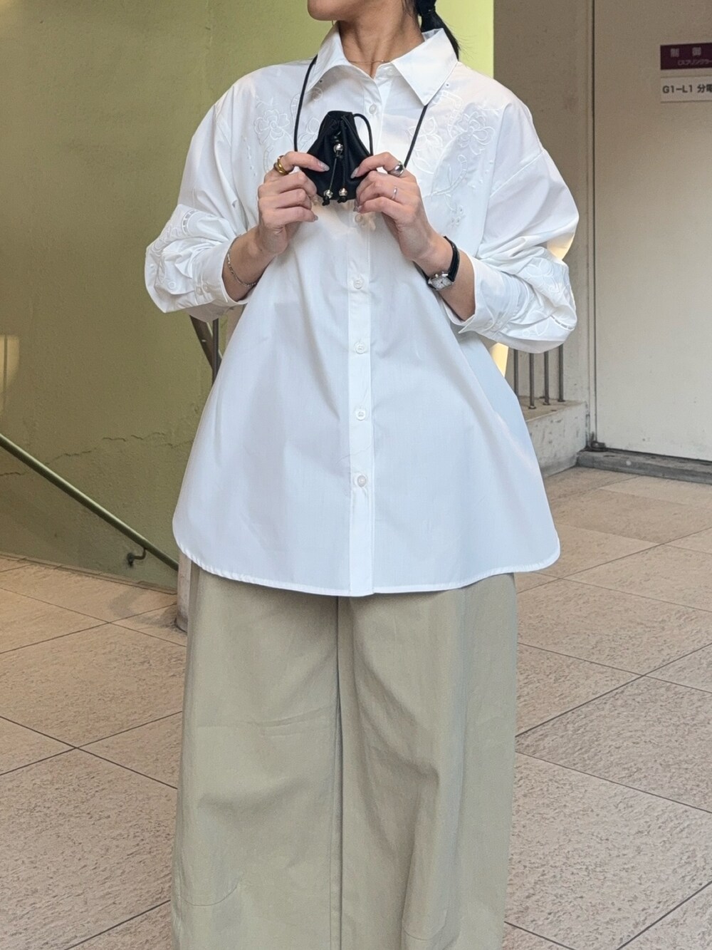 ブルー系のシャツ/ブラウス、ベージュ系のその他パンツ、ブラック系のローファーを着用したレディースの冬コーディネートの2枚目の写真