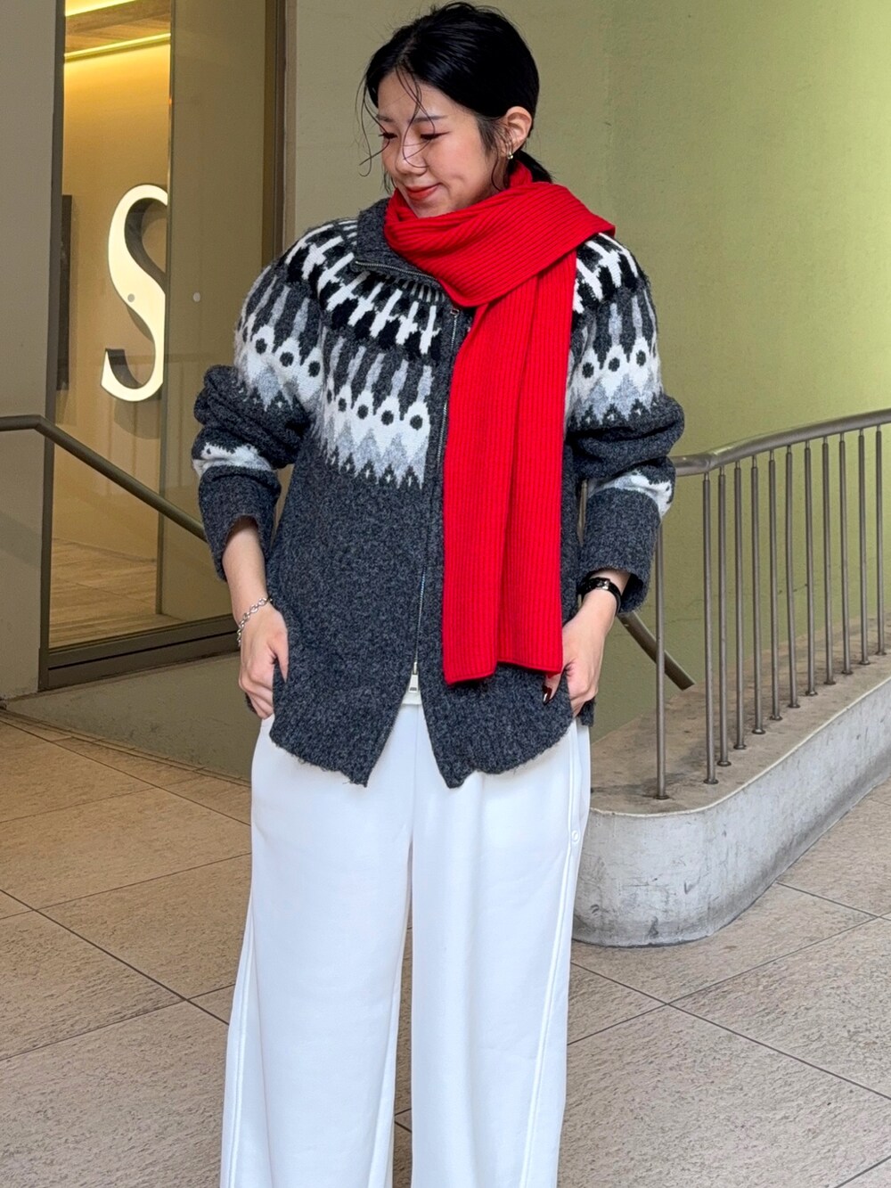 グレー系のニット/セーター、ホワイト系のその他パンツ、ブラック系のその他シューズを着用したレディースの秋コーディネートの4枚目の写真