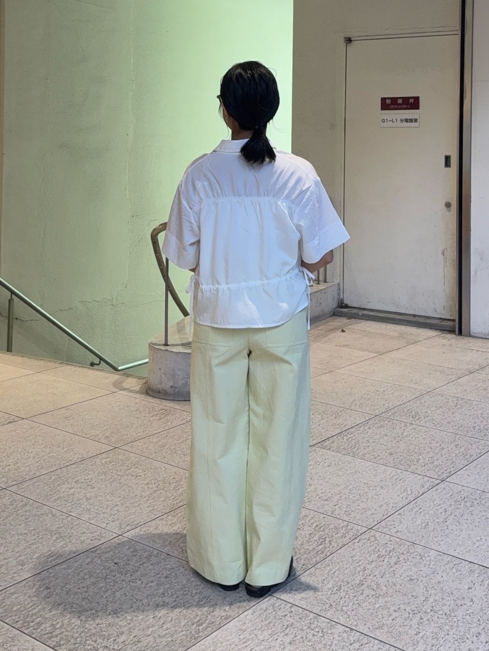 ホワイト系のシャツ/ブラウス、イエロー系のその他パンツ、ブラック系のローファーを着用したレディースの春コーディネートの3枚目の写真