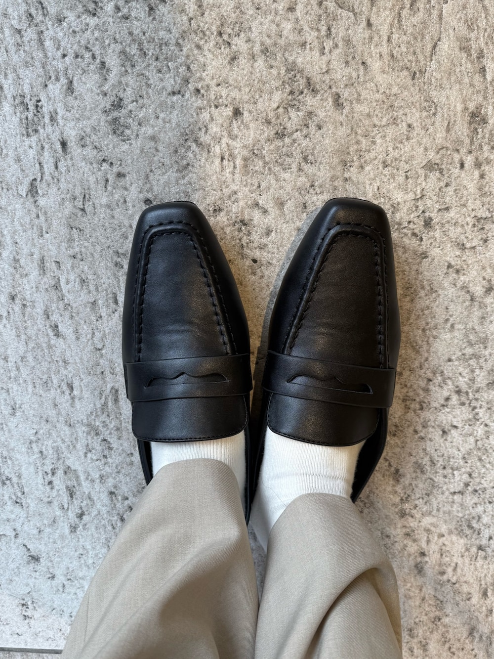 ブラウン系のキャミソール、ホワイト系のテーラードジャケット、その他のTシャツ/カットソーを着用したレディースの春コーディネートの6枚目の写真