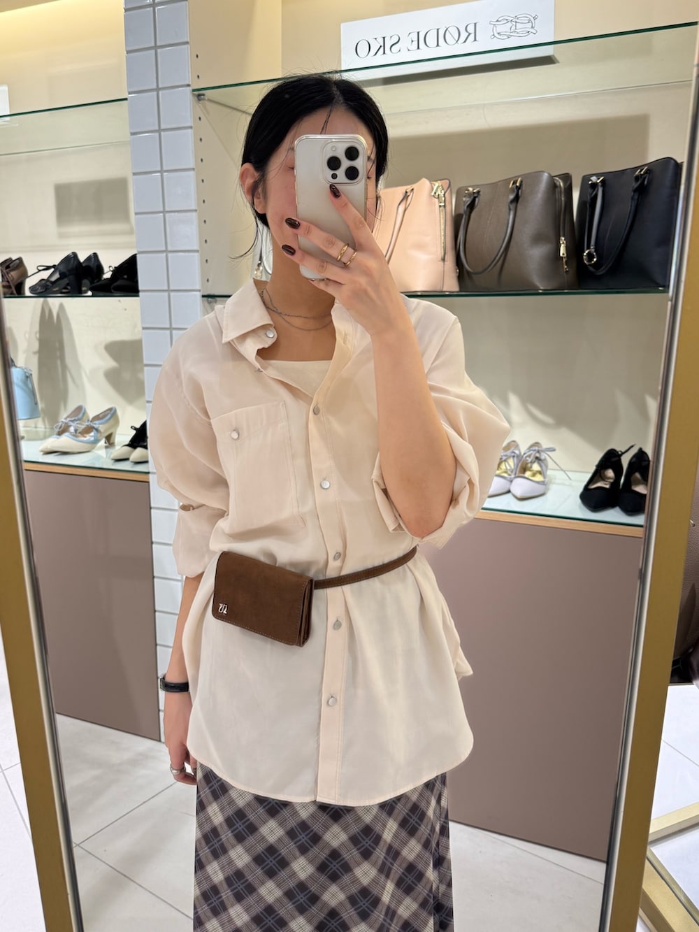 ベージュ系のシャツ/ブラウス、ブラウン系のスカート、ブラウン系のパンプスを着用したレディースの夏コーディネートの8枚目の写真