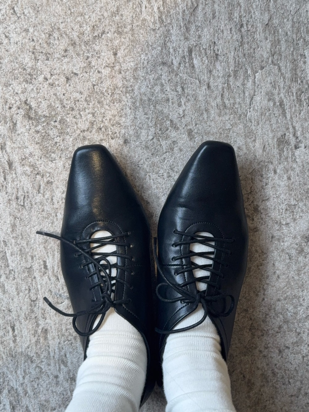 ベージュ系のスカート、ホワイト系のニット/セーター、ブルー系のシャツ/ブラウスを着用したレディースの春コーディネートの5枚目の写真