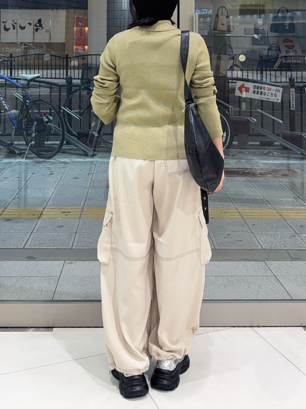 イエロー系のカーディガン/ボレロ、ホワイト系のその他パンツ、グレー系のスニーカーを着用したレディースの秋コーディネートの2枚目の写真