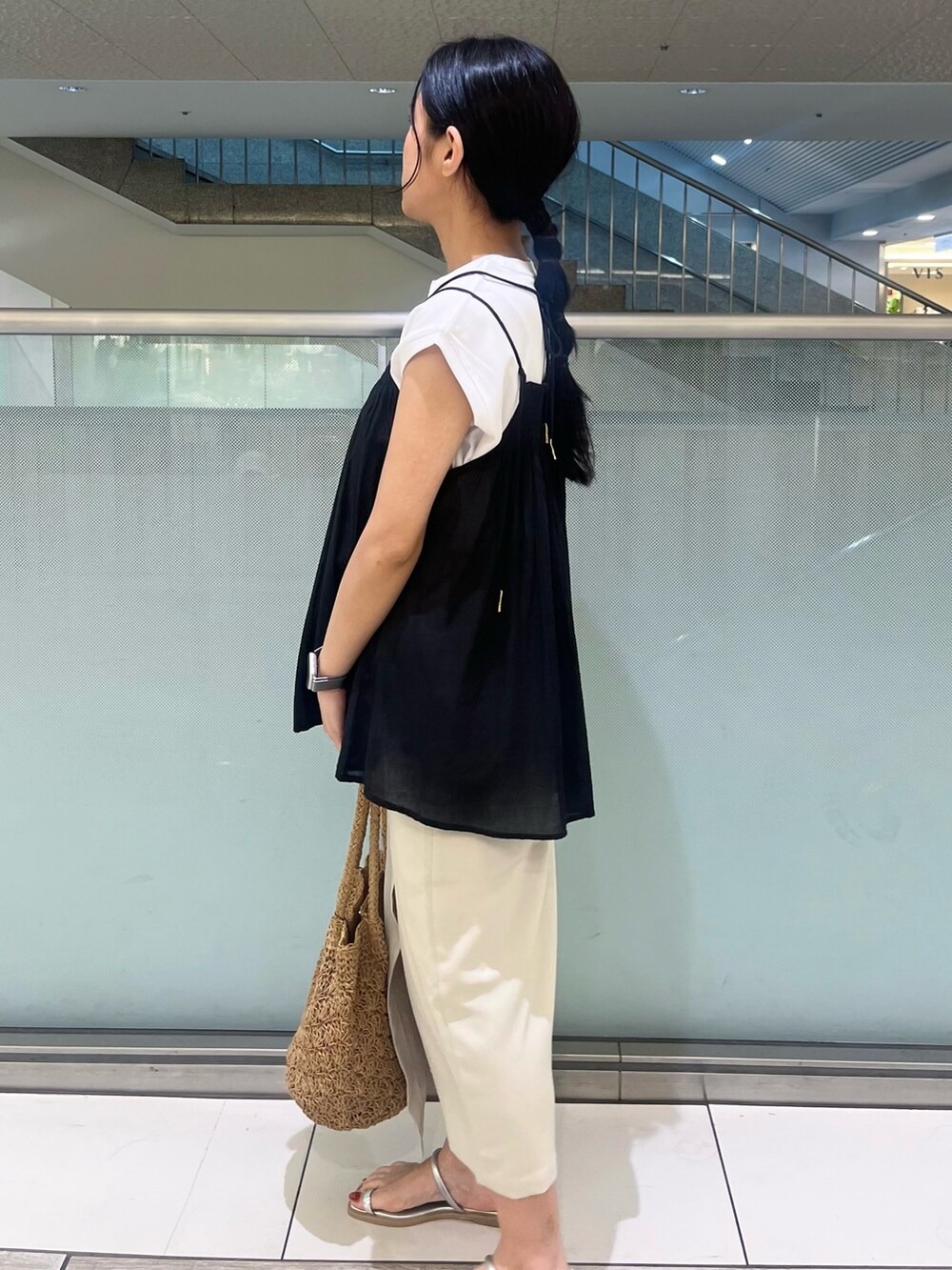 ベージュ系のスカート、ブラック系のキャミソール、ホワイト系のTシャツ/カットソーを着用したレディースの夏コーディネートの3枚目の写真