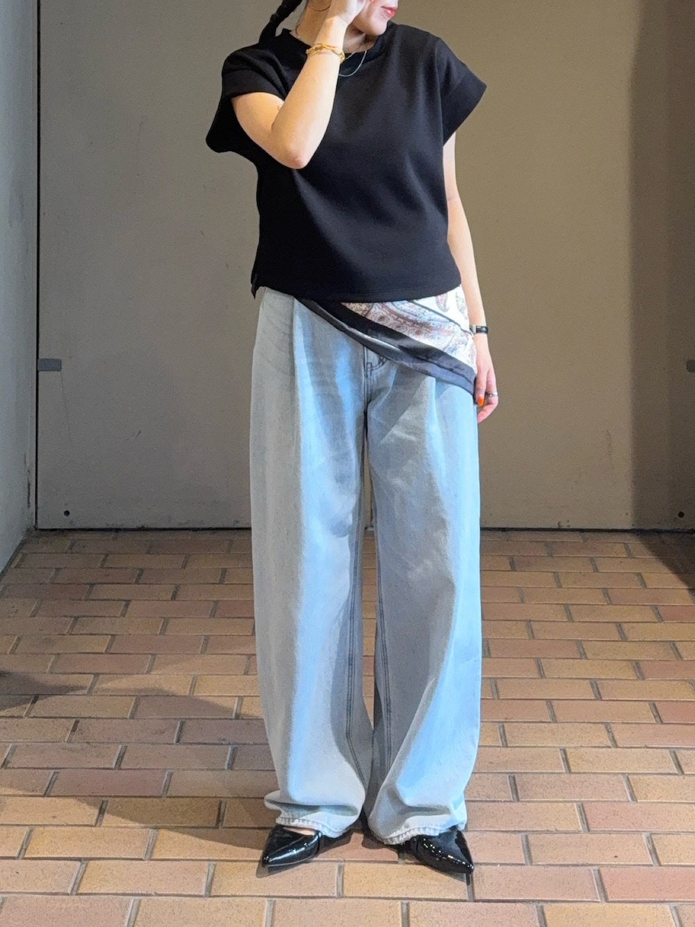 ブラック系のTシャツ/カットソー、ブルー系のデニムパンツ、ブラック系のパンプスを着用したレディースの夏コーディネートの2枚目の写真