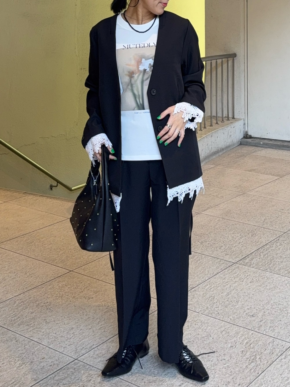 その他のTシャツ/カットソー、ブラック系のその他シューズ、ブラック系のノーカラージャケットを着用したレディースの春コーディネートの2枚目の写真