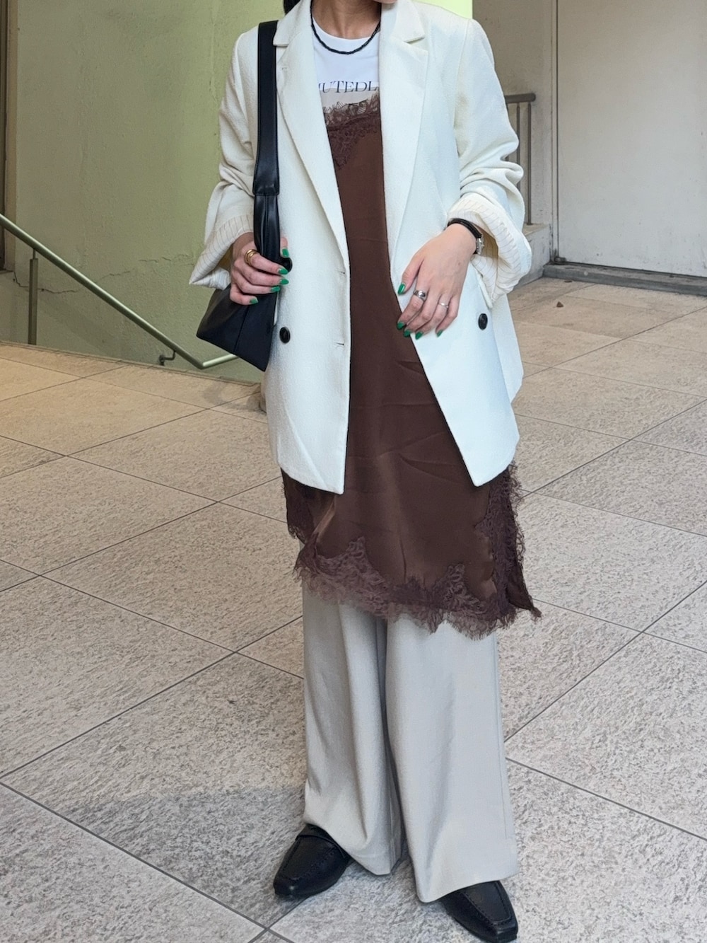 ブラウン系のキャミソール、ホワイト系のテーラードジャケット、その他のTシャツ/カットソーを着用したレディースの春コーディネートの3枚目の写真