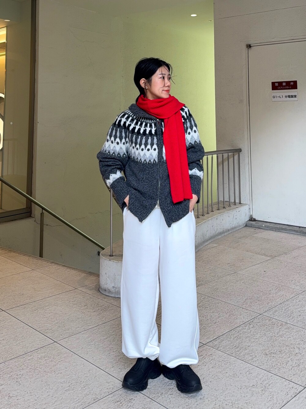グレー系のニット/セーター、ホワイト系のその他パンツ、ブラック系のその他シューズを着用したレディースの秋コーディネートの2枚目の写真