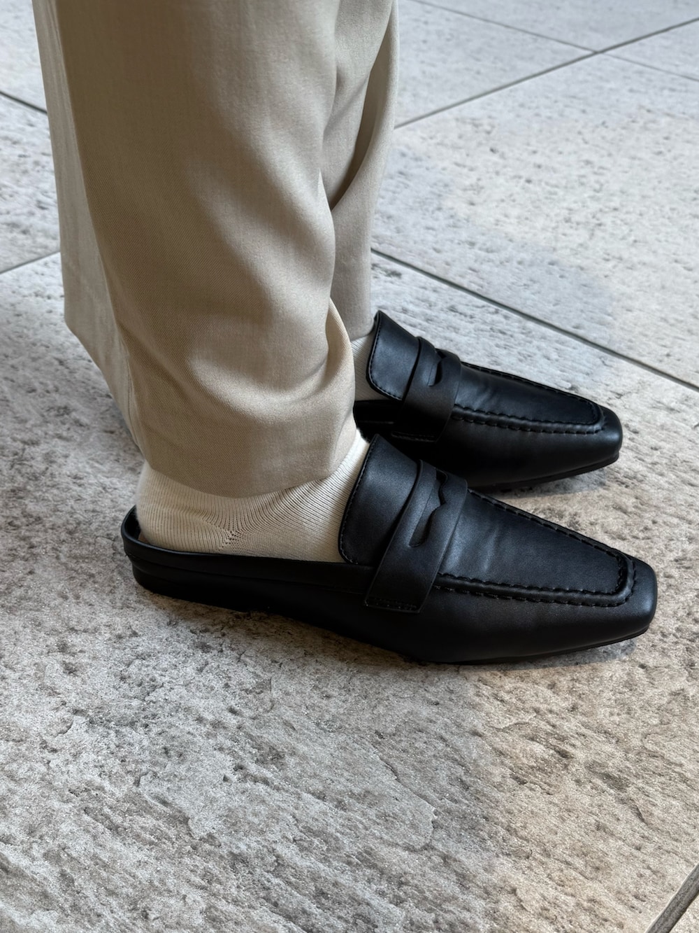 ブラウン系のキャミソール、ホワイト系のテーラードジャケット、その他のTシャツ/カットソーを着用したレディースの春コーディネートの4枚目の写真