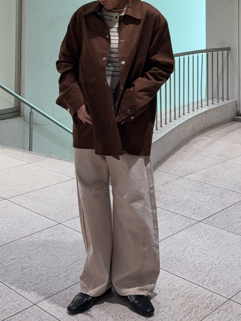 ブラウン系のその他アウター、ホワイト系のニット/セーター、ベージュ系のデニムパンツを着用したレディースの冬コーディネートの3枚目の写真