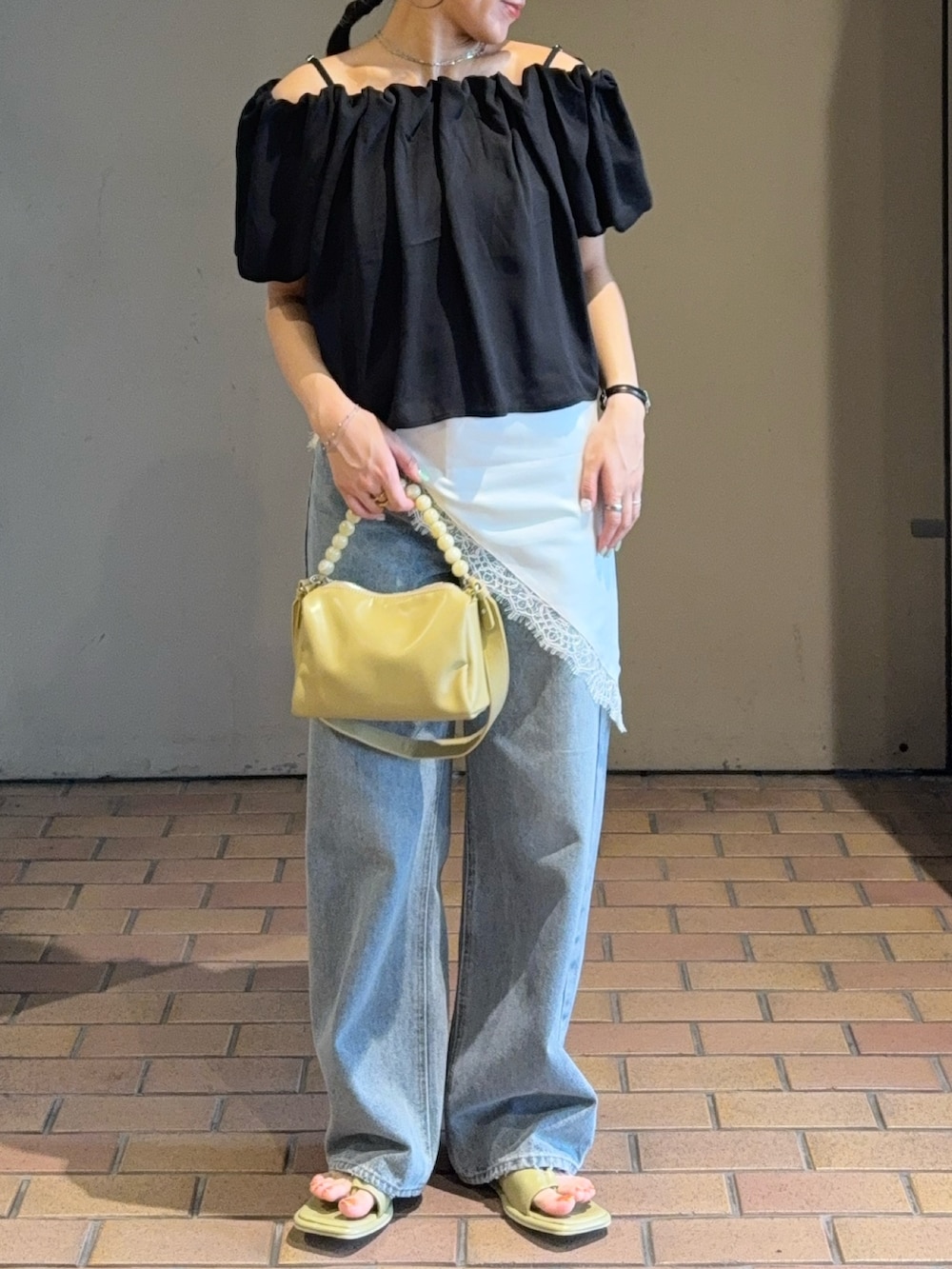 ブラック系のシャツ/ブラウス、ブルー系のその他パンツ、ベージュ系のショルダーバッグを着用したレディースの夏コーディネートの3枚目の写真