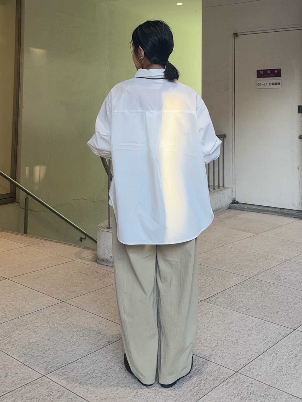 ブルー系のシャツ/ブラウス、ベージュ系のその他パンツ、ブラック系のローファーを着用したレディースの冬コーディネートの3枚目の写真