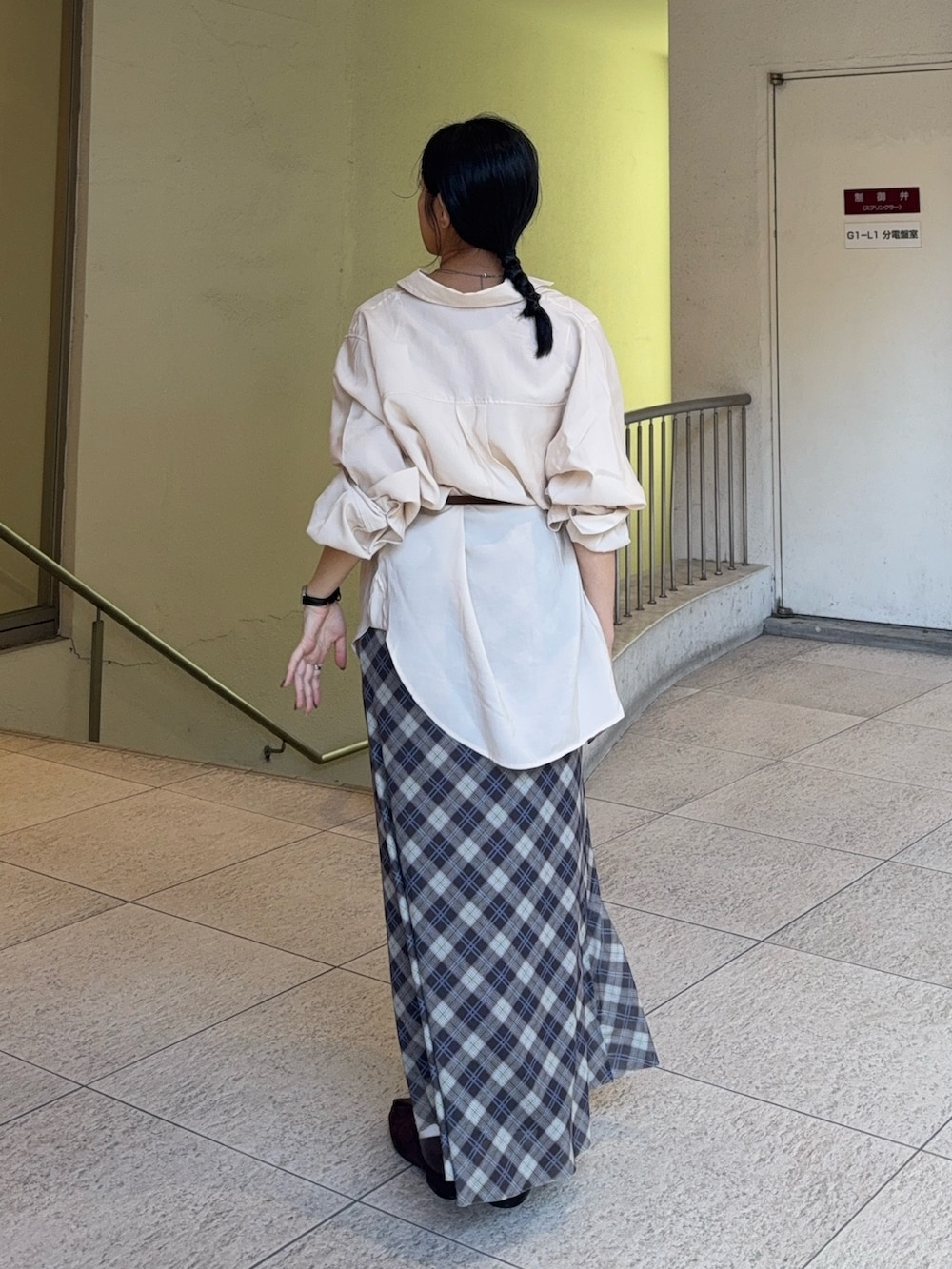 ベージュ系のシャツ/ブラウス、ブラウン系のスカート、ブラウン系のパンプスを着用したレディースの夏コーディネートの3枚目の写真