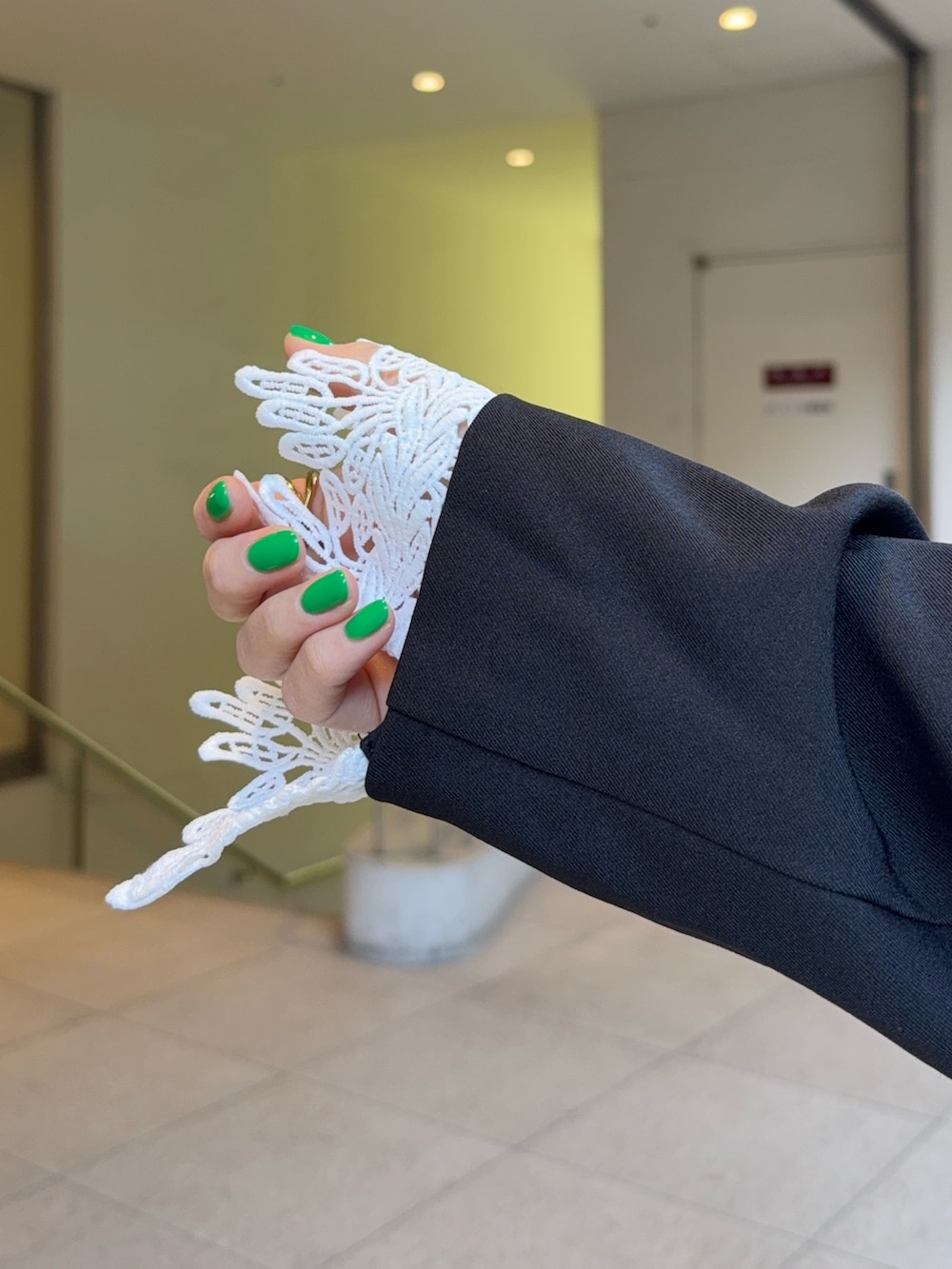 その他のTシャツ/カットソー、ブラック系のその他シューズ、ブラック系のノーカラージャケットを着用したレディースの春コーディネートの6枚目の写真