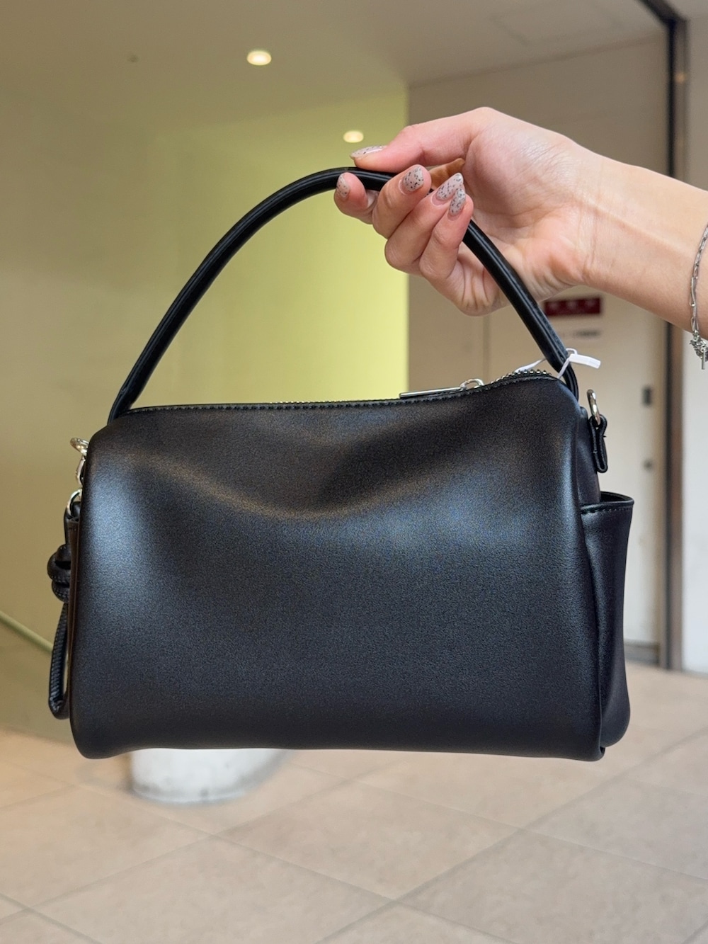 ピンク系のTシャツ/カットソー、ホワイト系のその他パンツ、ブラック系のローファーを着用したレディースの冬コーディネートの5枚目の写真