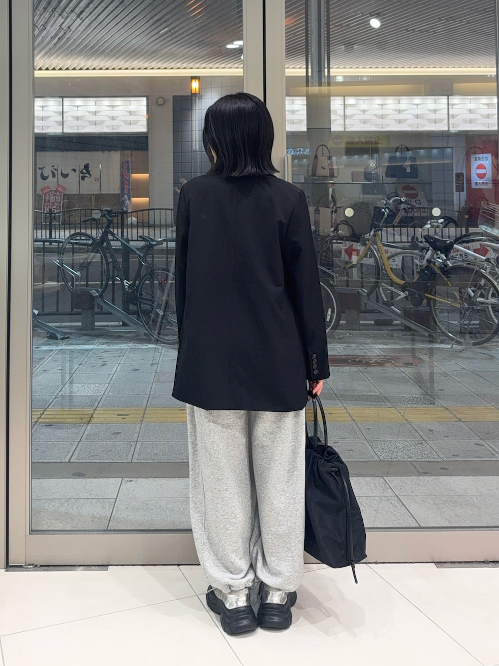 ブラック系のその他アウター、グレー系のキャミソール、グレー系のその他パンツを着用したレディースの秋コーディネートの2枚目の写真