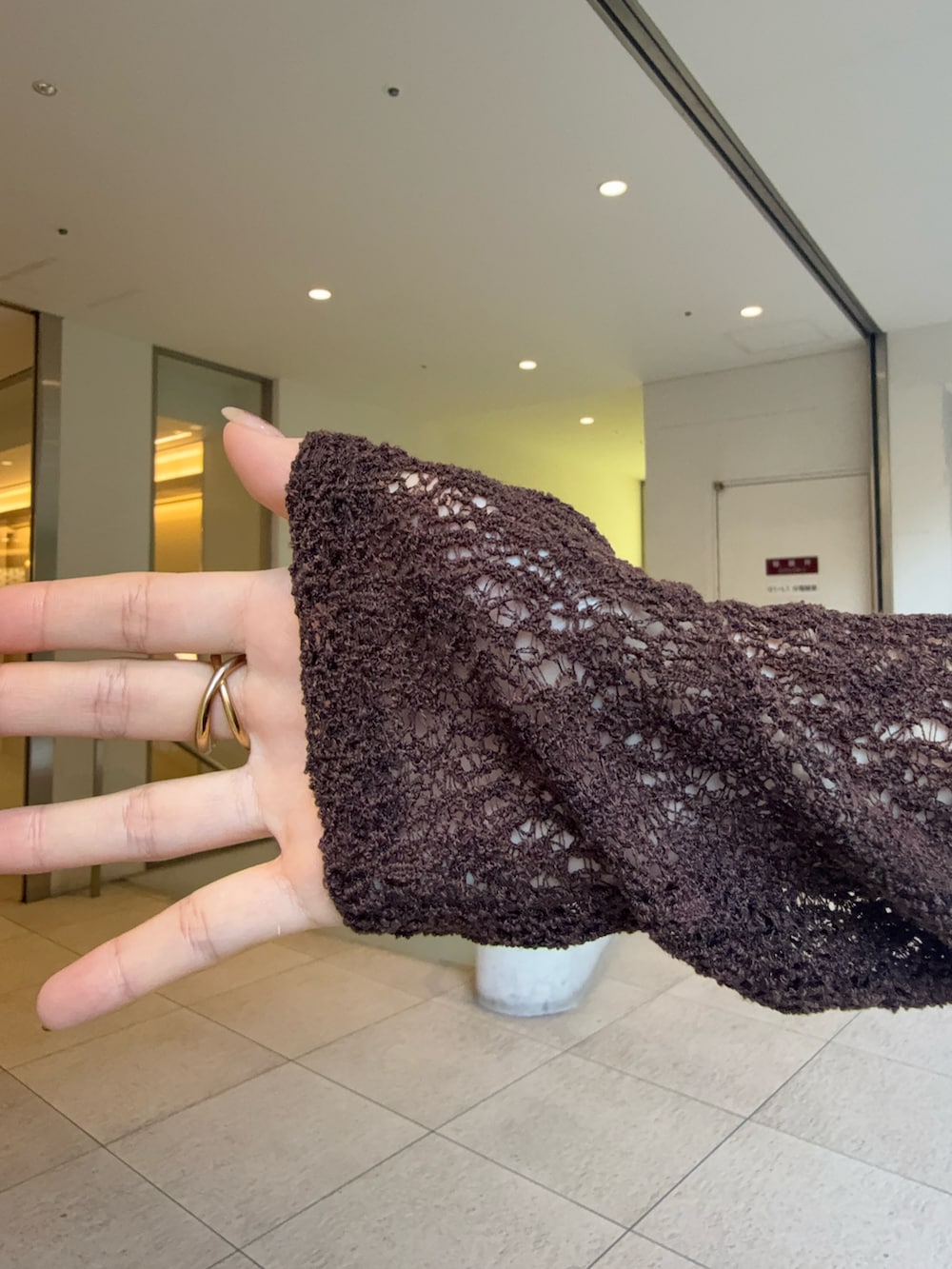 ベージュ系のハンドバッグ、ブルー系のデニムパンツ、ブラック系のその他シューズを着用したレディースの秋コーディネートの6枚目の写真