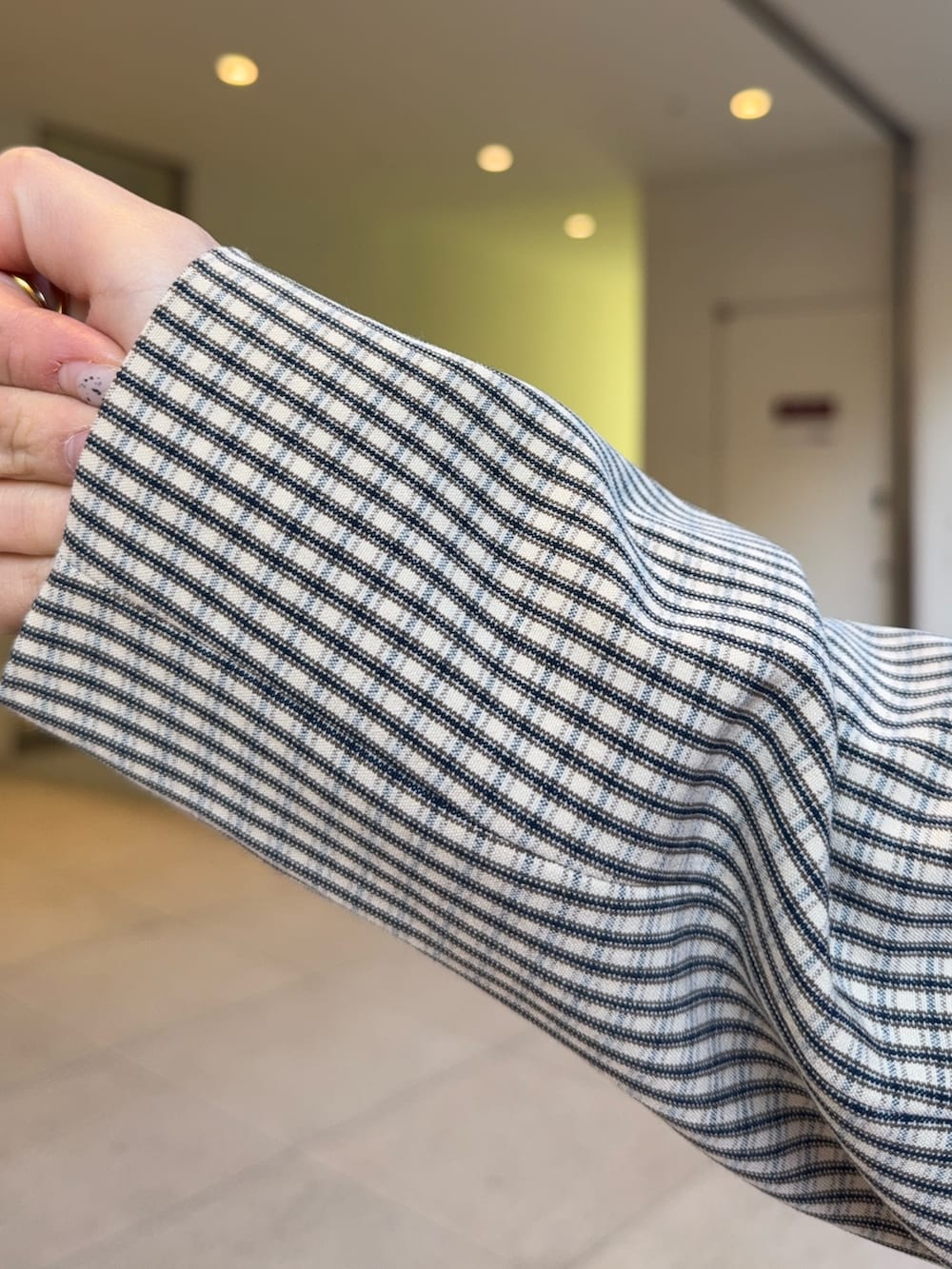 ベージュ系のテーラードジャケット、ベージュ系のスラックス、ブラック系のローファーを着用したレディースの冬コーディネートの5枚目の写真