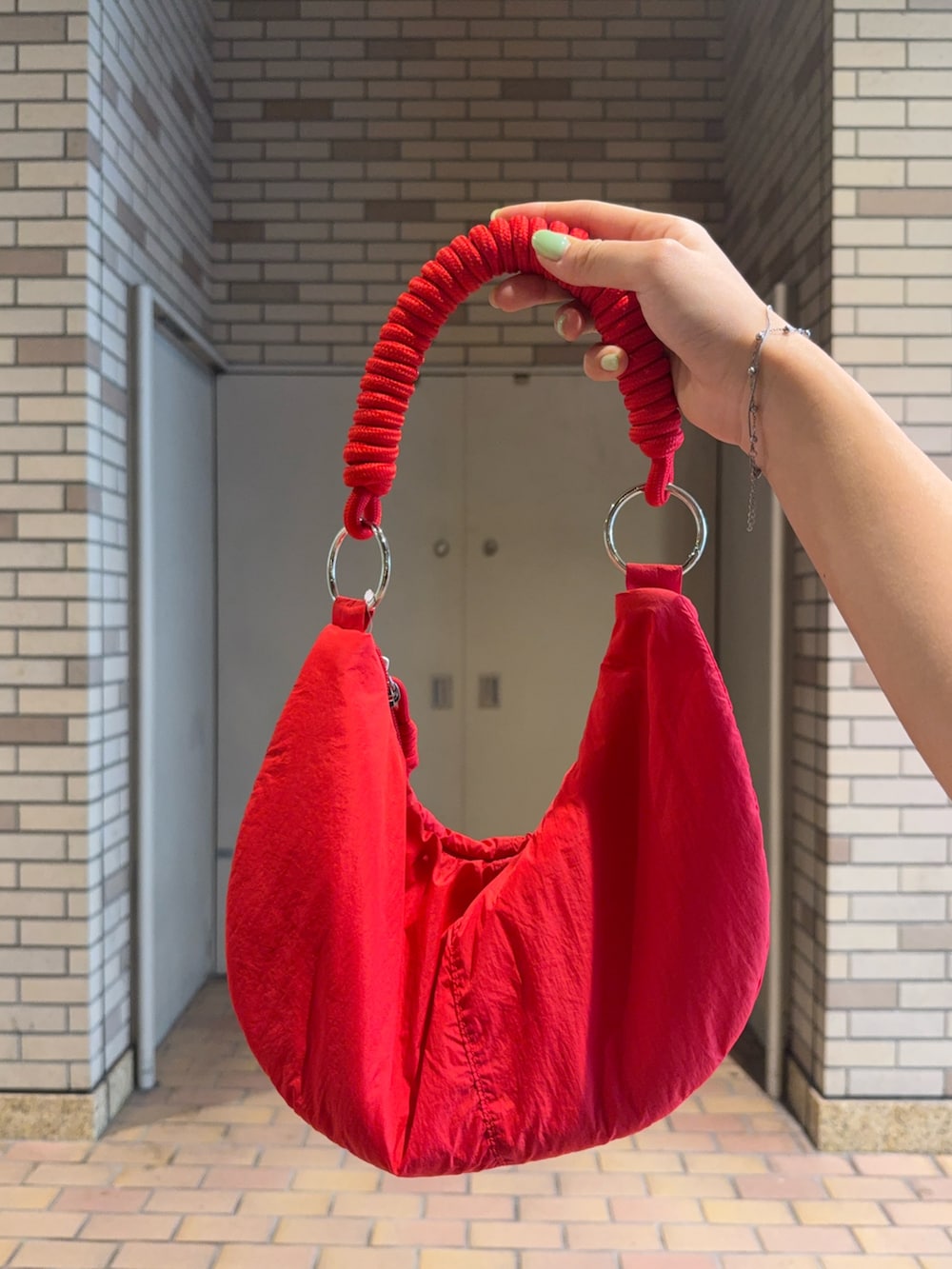ブラック系のシャツ/ブラウス、ホワイト系のスカート、ブラック系のパンプスを着用したレディースの夏コーディネートの5枚目の写真