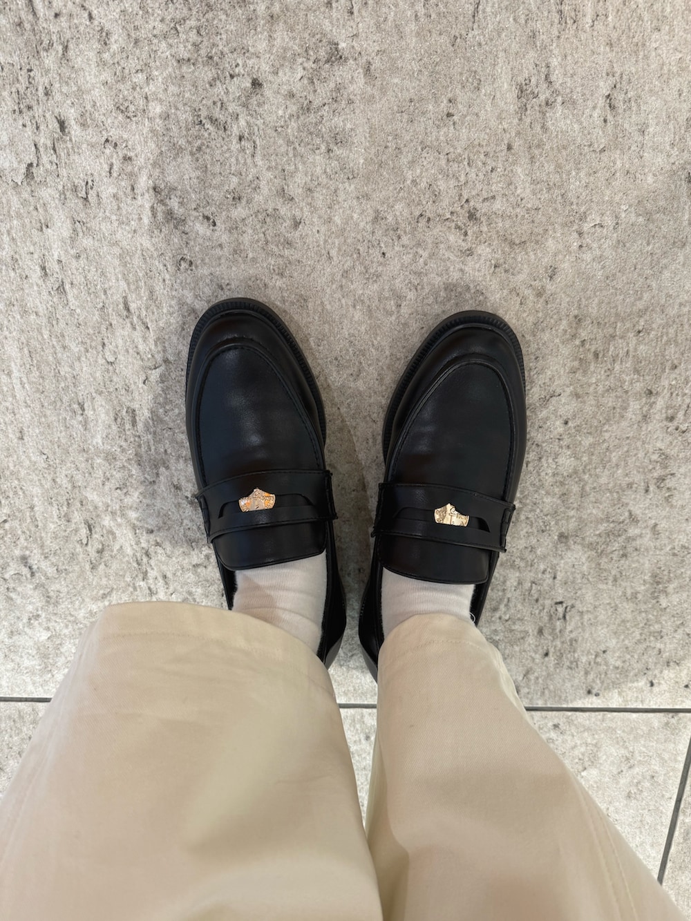 ブラウン系のキャミソール、ホワイト系のシャツ/ブラウス、ブラック系のローファーを着用したレディースの春コーディネートの3枚目の写真