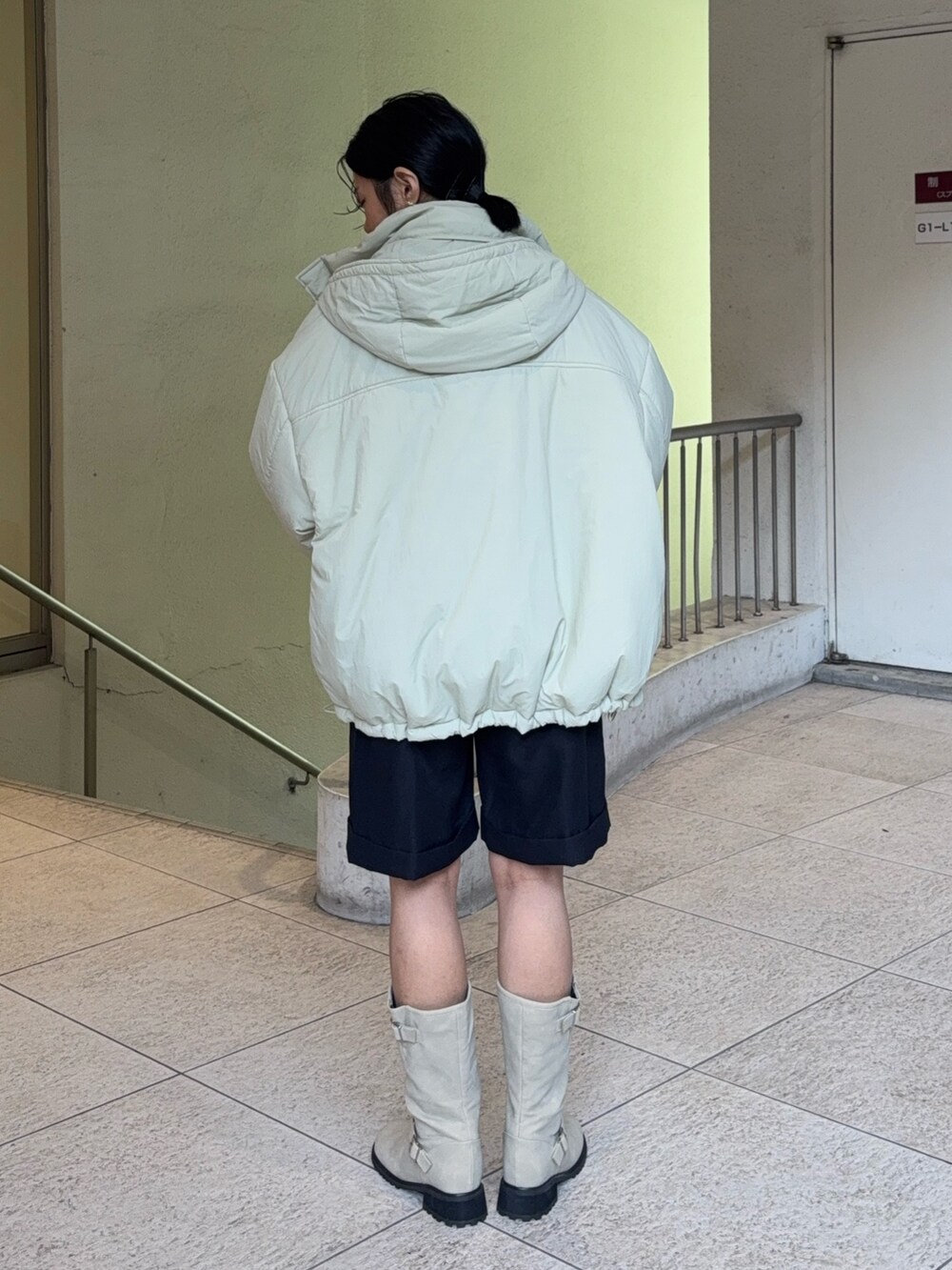 ベージュ系のブーツ、ブラック系のその他パンツ、ホワイト系のニット/セーターを着用したレディースの秋コーディネートの4枚目の写真