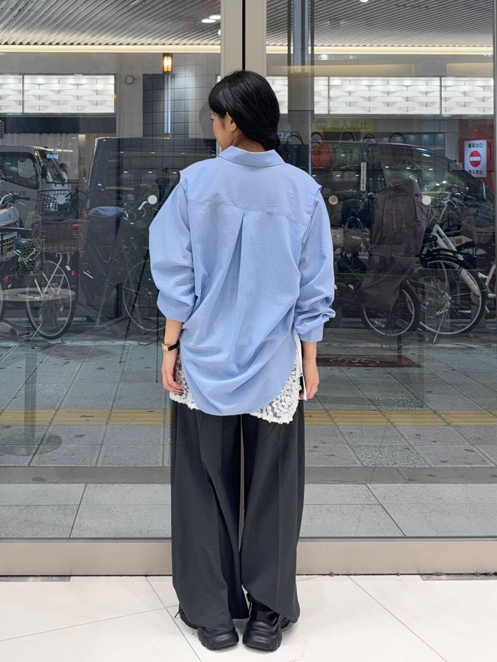 ブラック系のスニーカー、ホワイト系のキャミソール、ホワイト系のスカートを着用したレディースの夏コーディネートの3枚目の写真