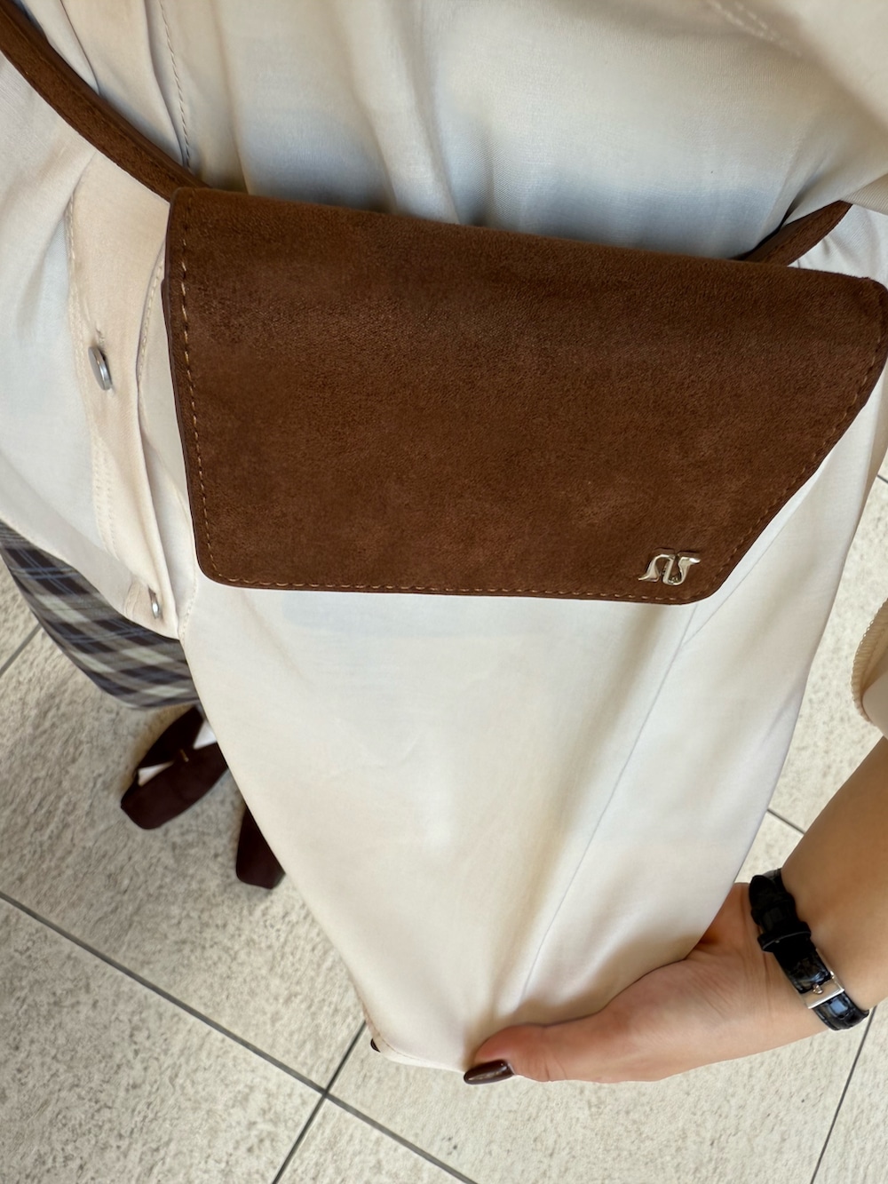 ベージュ系のシャツ/ブラウス、ブラウン系のスカート、ブラウン系のパンプスを着用したレディースの夏コーディネートの7枚目の写真