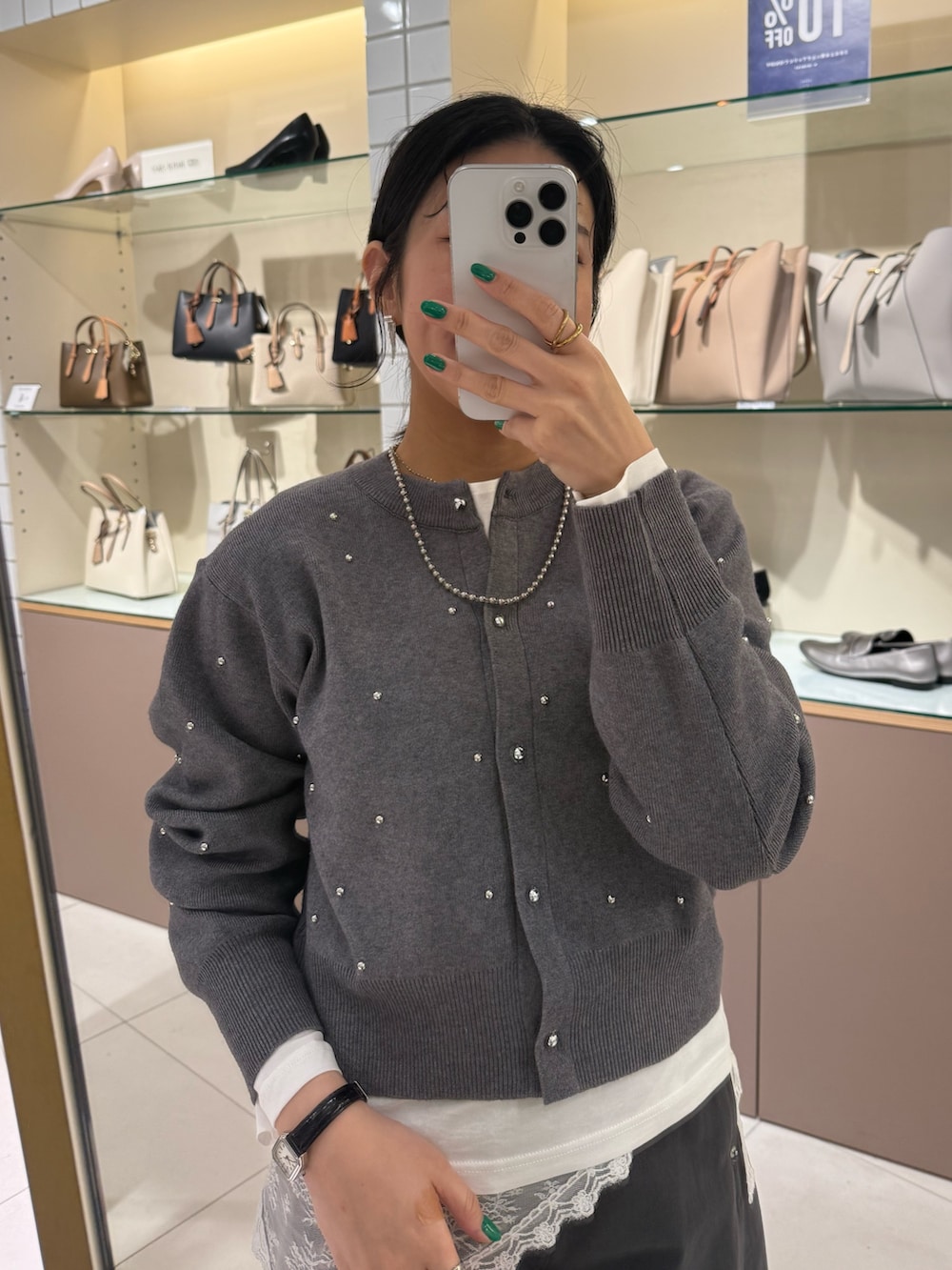 グレー系のカーディガン/ボレロ、グレー系のその他パンツ、ブラック系のローファーを着用したレディースの春コーディネートの5枚目の写真