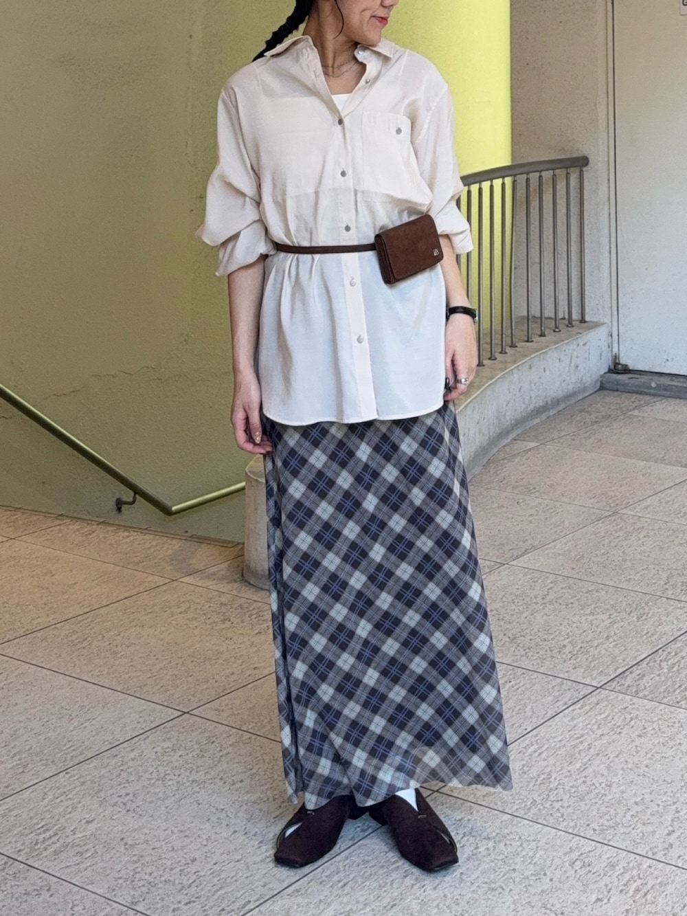 ベージュ系のシャツ/ブラウス、ブラウン系のスカート、ブラウン系のパンプスを着用したレディースの夏コーディネートの2枚目の写真