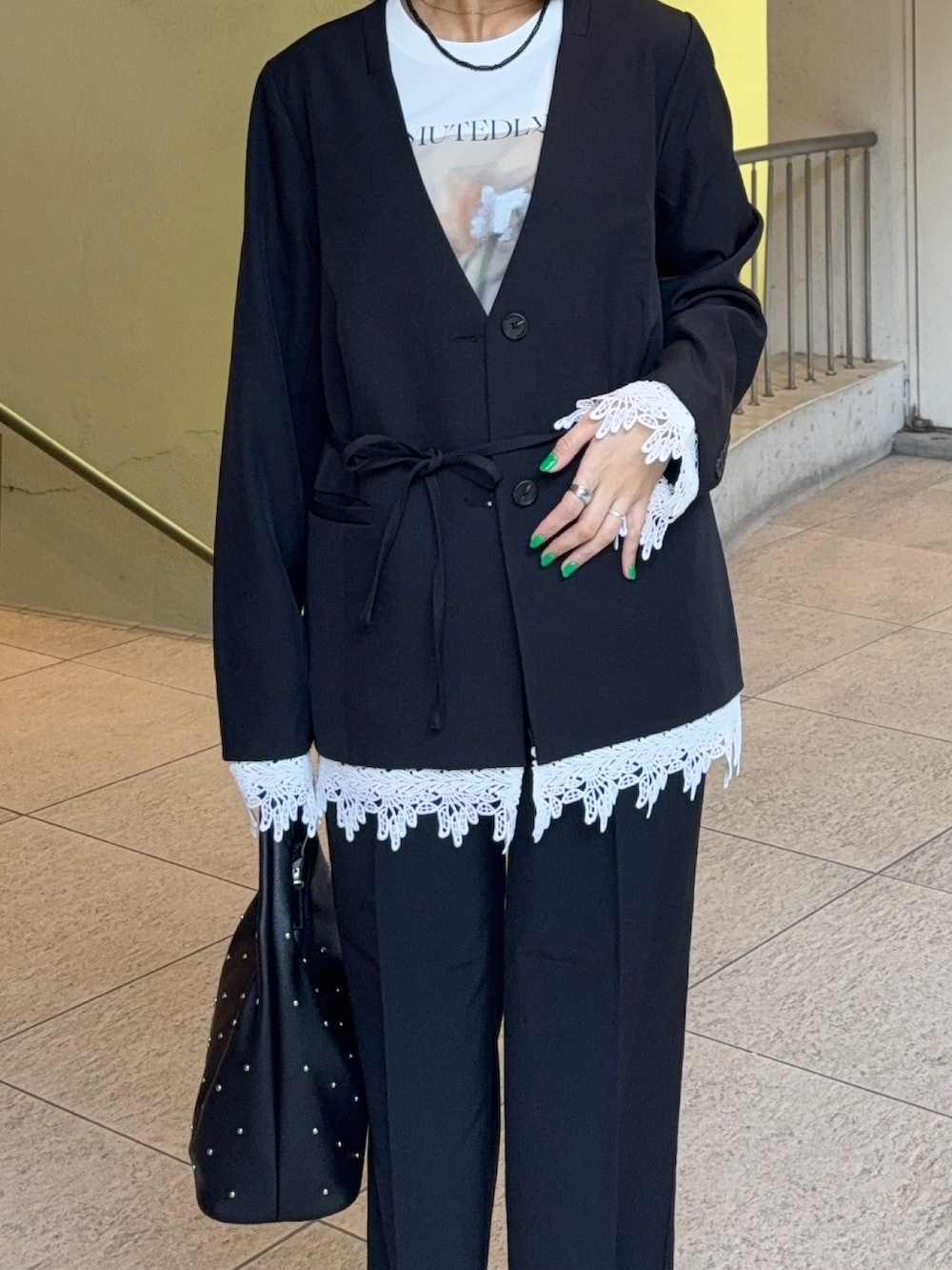 その他のTシャツ/カットソー、ブラック系のその他シューズ、ブラック系のノーカラージャケットを着用したレディースの春コーディネートの3枚目の写真