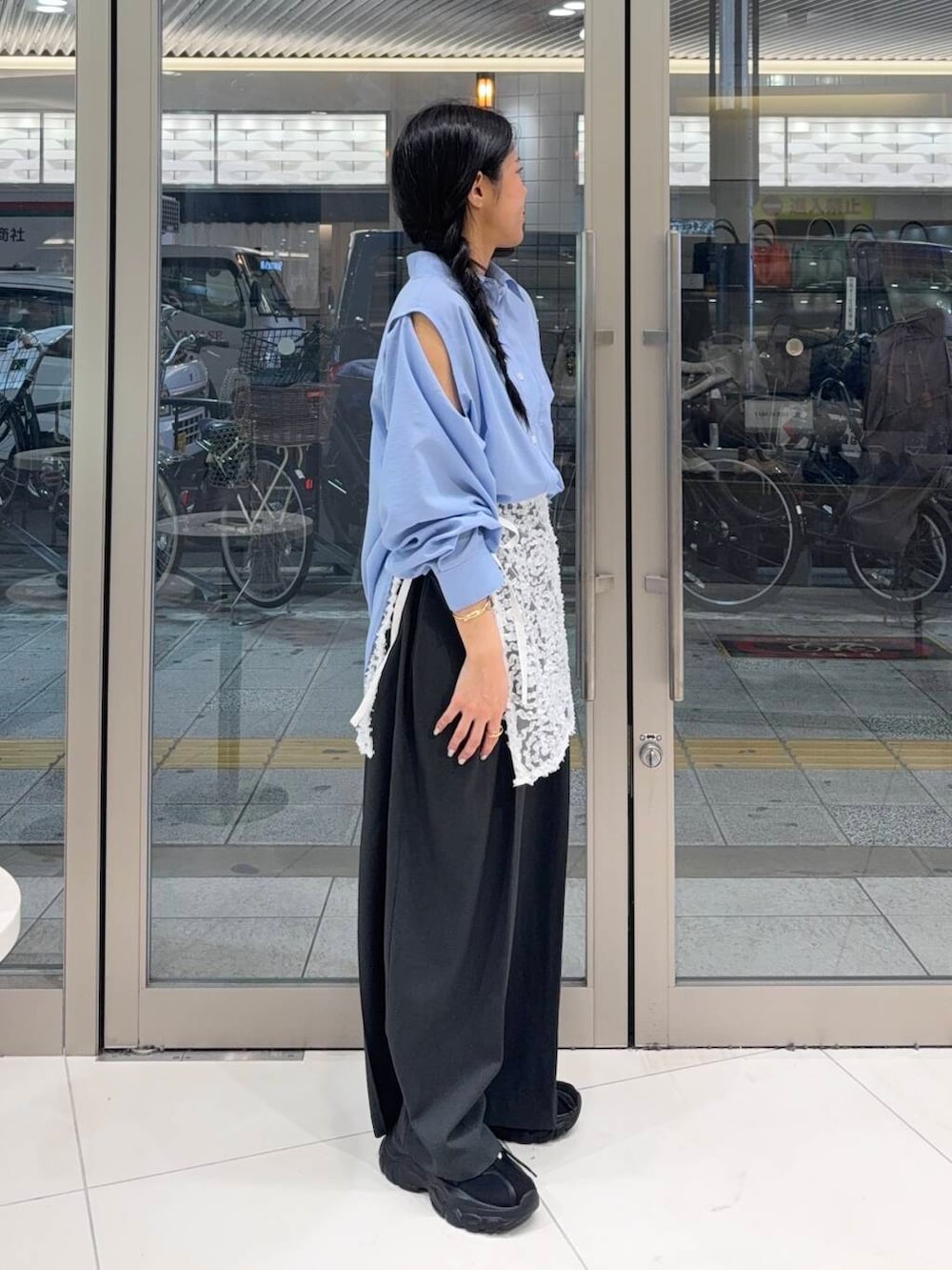 ブラック系のスニーカー、ホワイト系のキャミソール、ホワイト系のスカートを着用したレディースの夏コーディネートの2枚目の写真