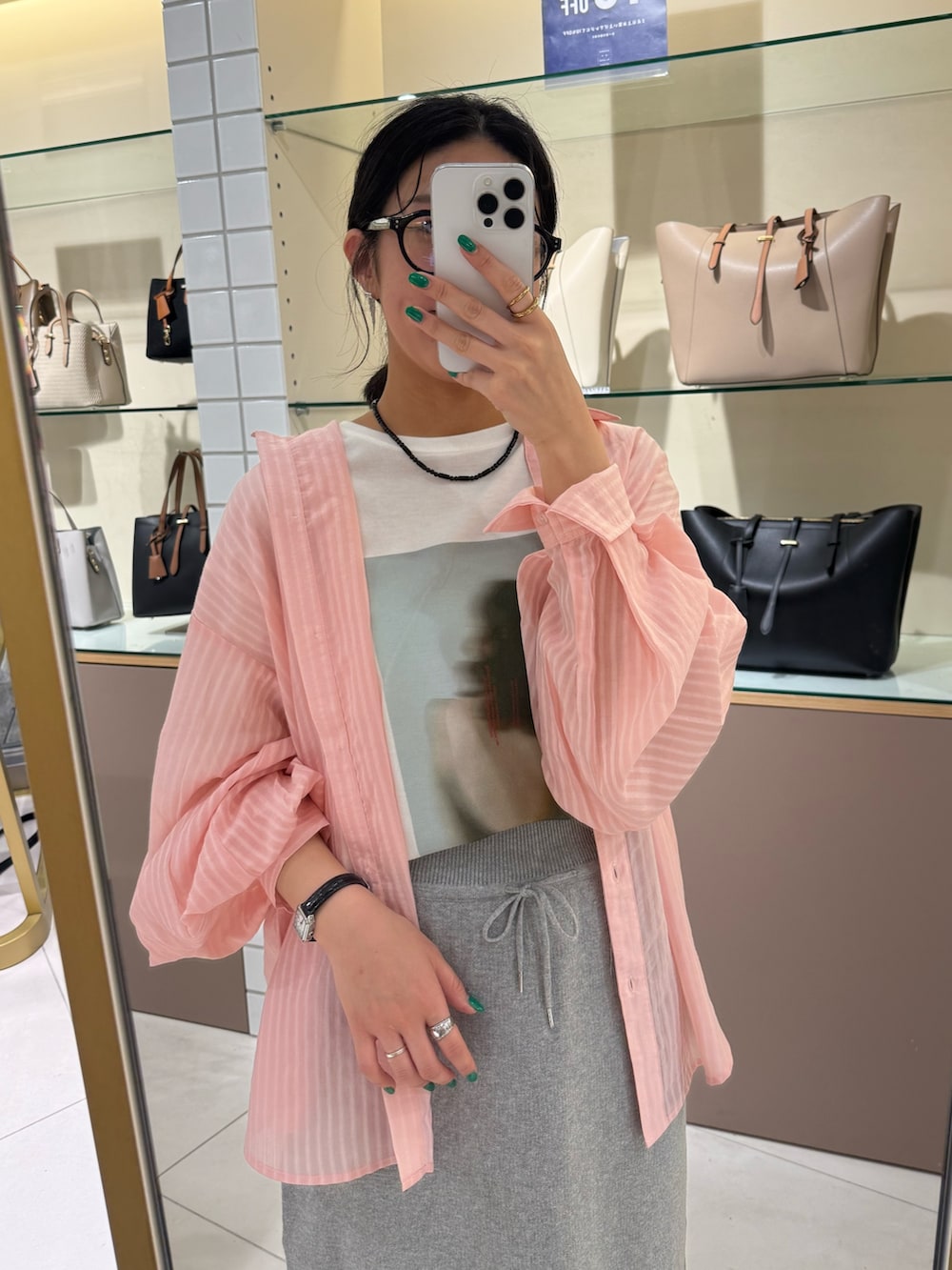 グレー系のスカート、ブラック系のローファー、ピンク系のシャツ/ブラウスを着用したレディースの春コーディネートの8枚目の写真