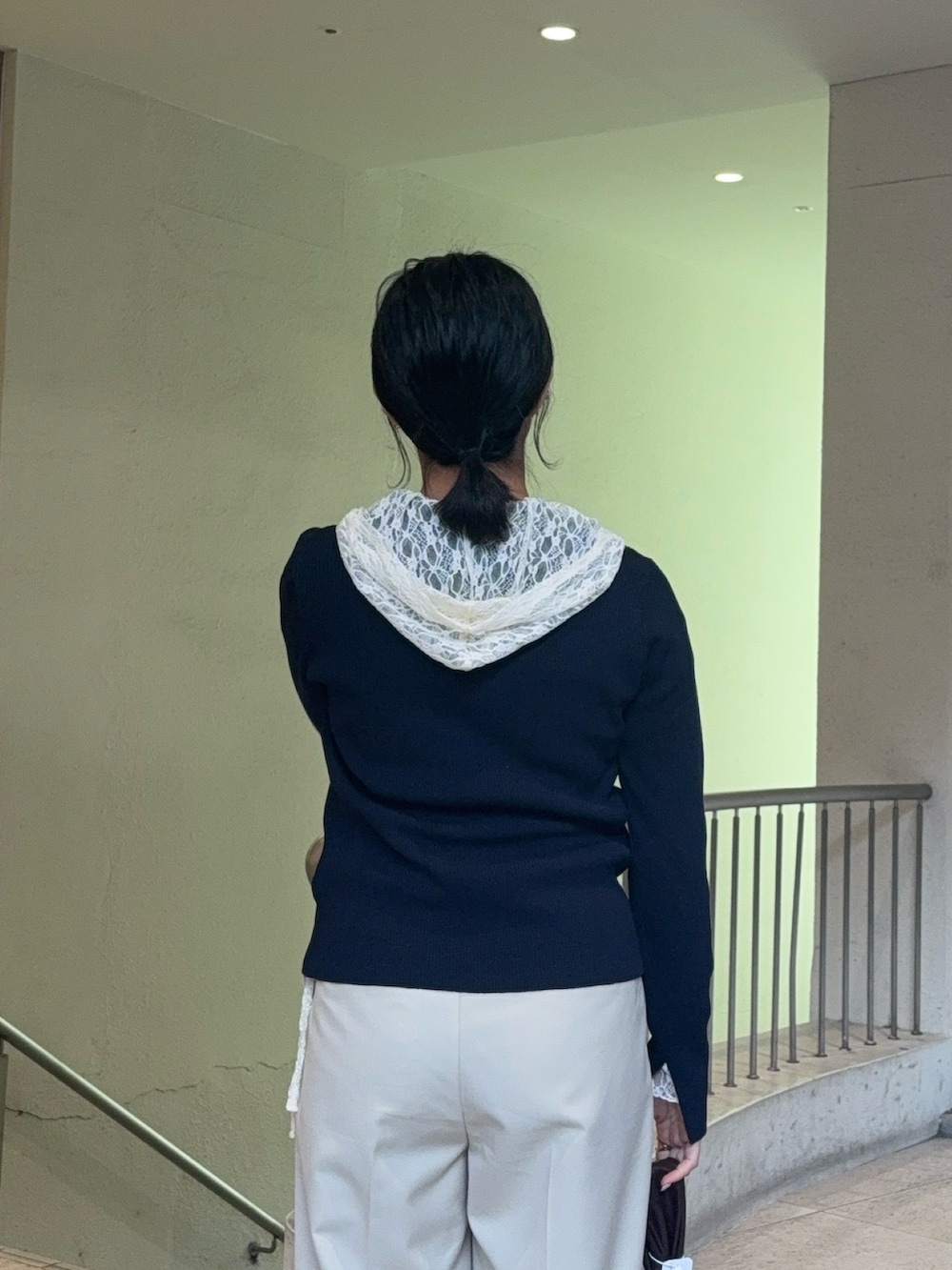 ブルー系のカーディガン/ボレロ、ホワイト系のその他トップス、ベージュ系のスラックスを着用したレディースの冬コーディネートの3枚目の写真