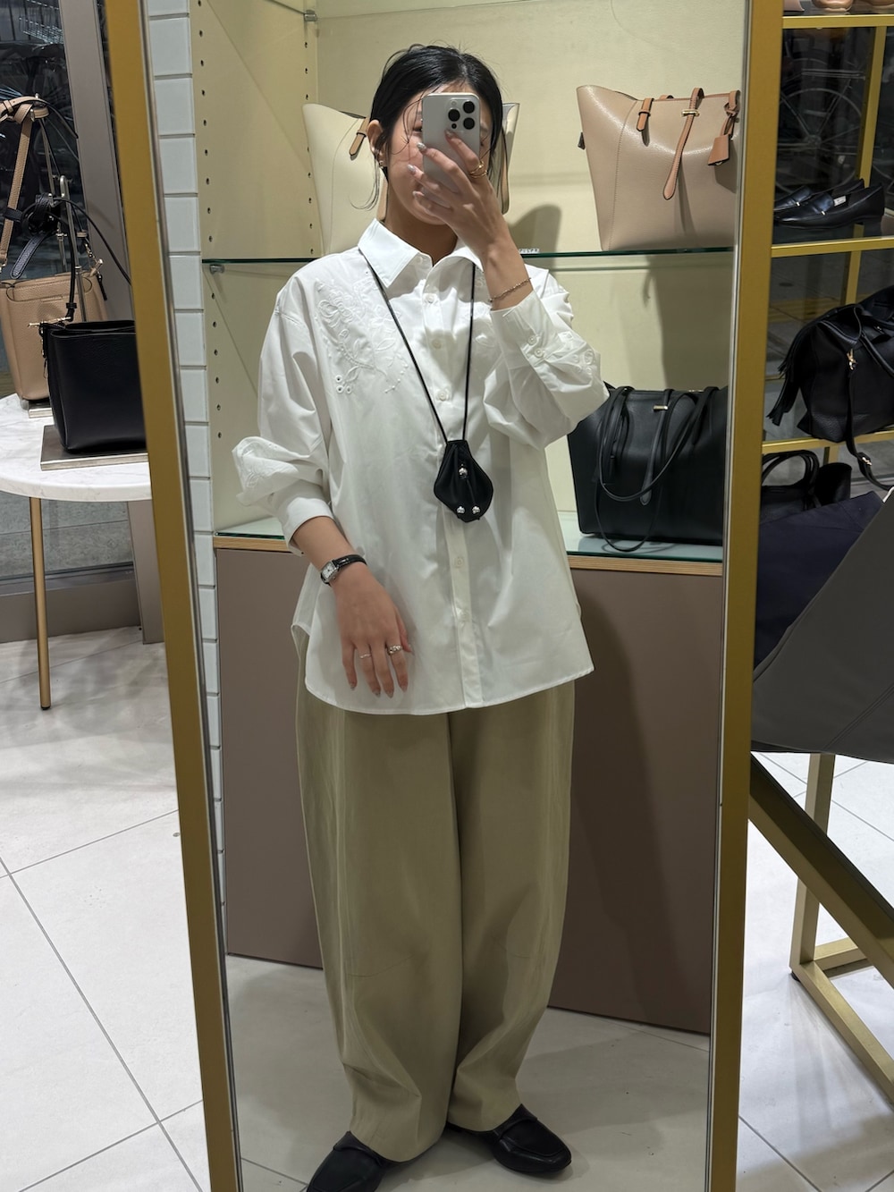 ブルー系のシャツ/ブラウス、ベージュ系のその他パンツ、ブラック系のローファーを着用したレディースの冬コーディネートの5枚目の写真