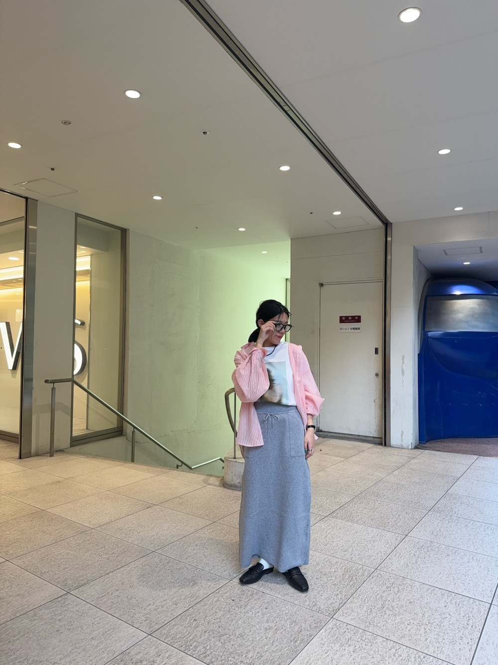 グレー系のスカート、ブラック系のローファー、ピンク系のシャツ/ブラウスを着用したレディースの春コーディネートの3枚目の写真