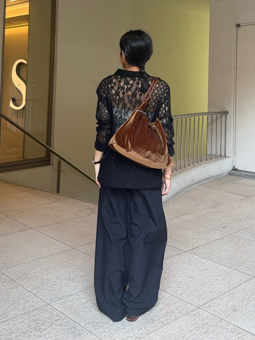 ホワイト系のキャミソール、ブラック系のその他パンツ、ブラウン系のその他シューズを着用したレディースの夏コーディネートの3枚目の写真