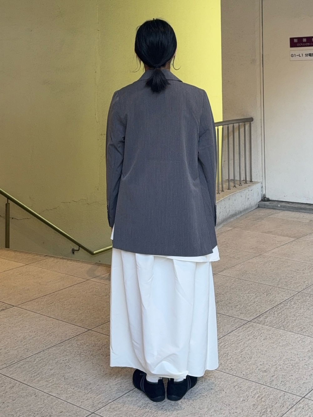 グレー系のテーラードジャケット、その他のTシャツ/カットソー、ホワイト系のスカートを着用したレディースの春コーディネートの4枚目の写真