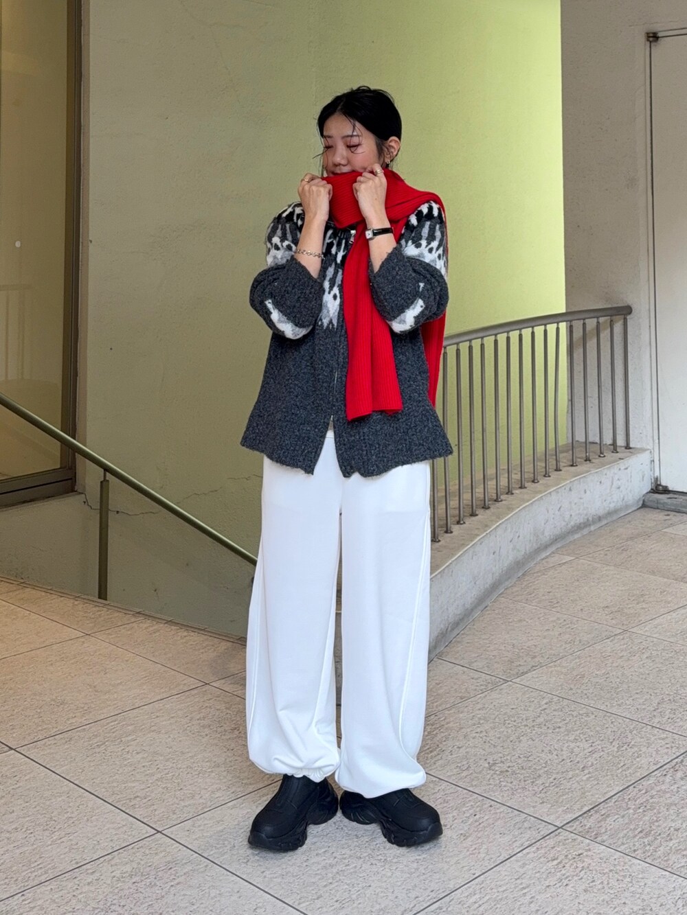 グレー系のニット/セーター、ホワイト系のその他パンツ、ブラック系のその他シューズを着用したレディースの秋コーディネートの3枚目の写真