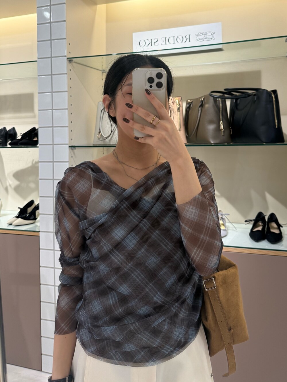 ブラウン系のその他トップス、ホワイト系のその他パンツ、ブラック系のその他シューズを着用したレディースの秋コーディネートの5枚目の写真