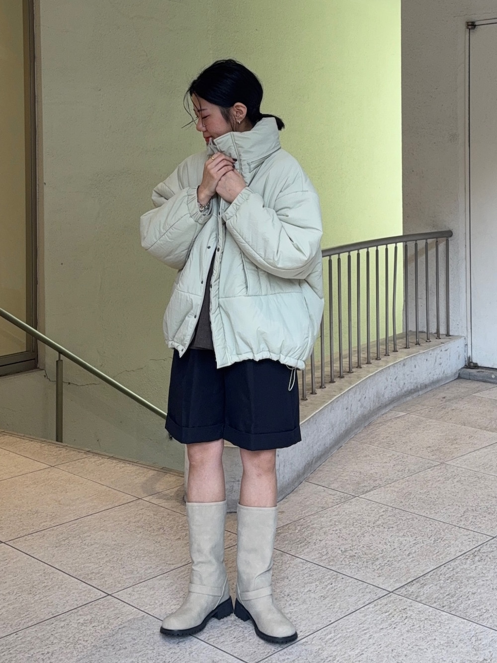 ベージュ系のブーツ、ブラック系のその他パンツ、ホワイト系のニット/セーターを着用したレディースの秋コーディネートの3枚目の写真