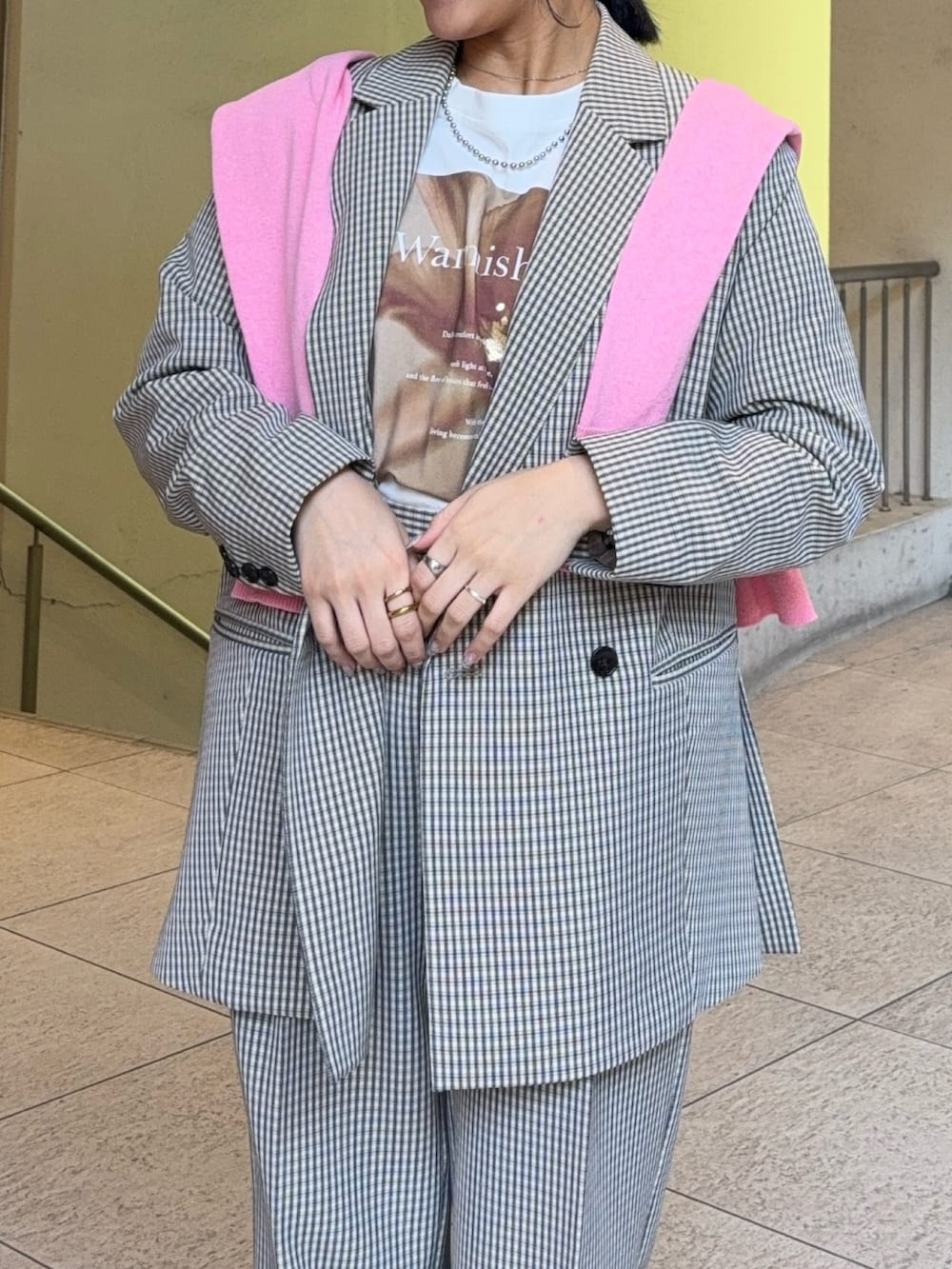 ベージュ系のテーラードジャケット、ベージュ系のスラックス、ブラック系のローファーを着用したレディースの冬コーディネートの4枚目の写真