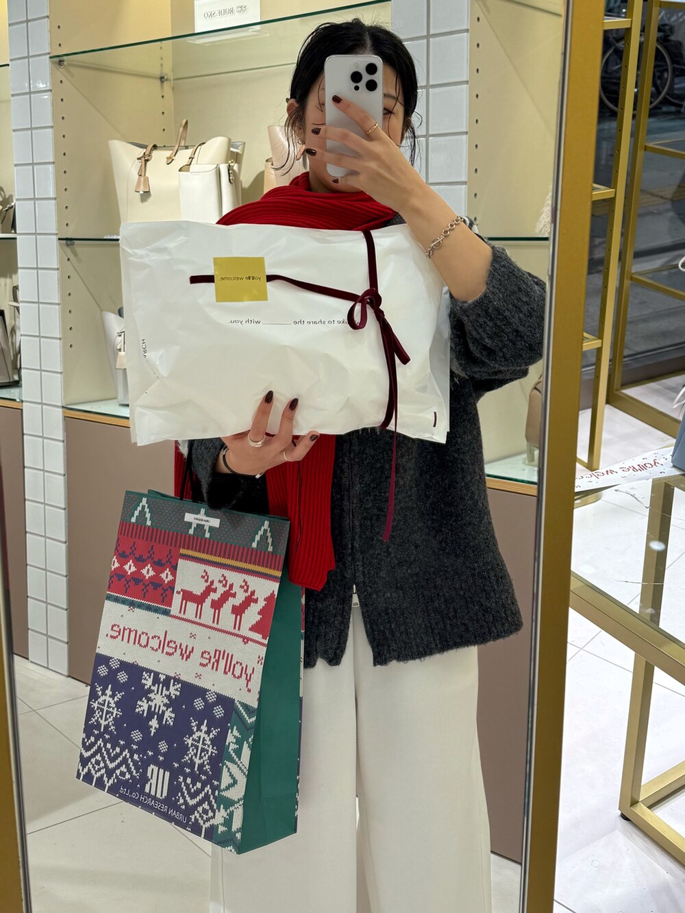 グレー系のニット/セーター、ホワイト系のその他パンツ、ブラック系のその他シューズを着用したレディースの秋コーディネートの6枚目の写真
