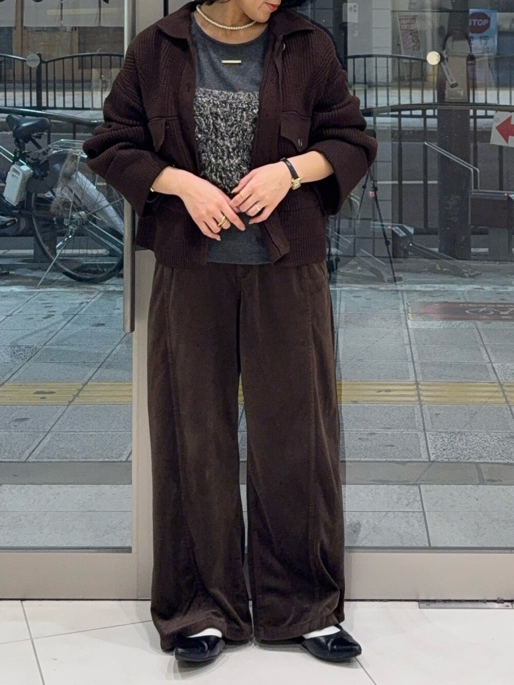 ブラウン系のその他アウター、ブラウン系のその他パンツ、ブラック系のニット/セーターを着用したレディースの秋コーディネートの3枚目の写真