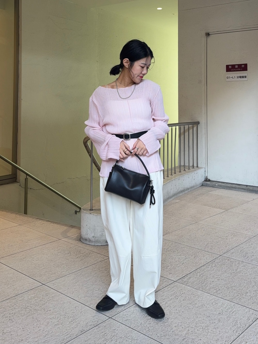 ピンク系のTシャツ/カットソー、ホワイト系のその他パンツ、ブラック系のローファーを着用したレディースの冬コーディネートの2枚目の写真